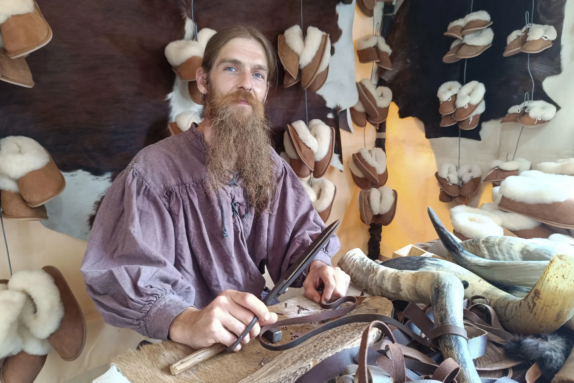 Vítor Sousa posa mientras transforma cuernos de toro tanto como instrumento como recipiente para beber. EFE/ Guillermo Martínez