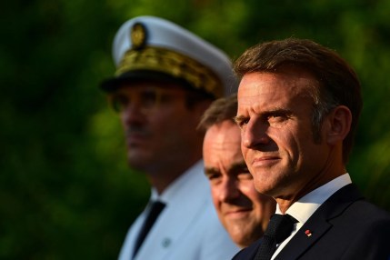 El presidente de Francia, Emmanuel Macron (D), y el primer ministro en funciones, Sebastien Lecornu (C), en una imagen de archivo EFE/MIGUEL MEDINA