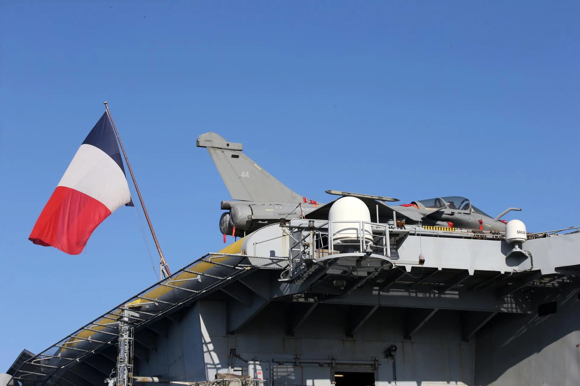 Vista de un avión militar en la cubierta del portaviones francés 'Charles de Gaulle',en una imagen de archivo. EFE/KATIA CHRISTODOULOU
