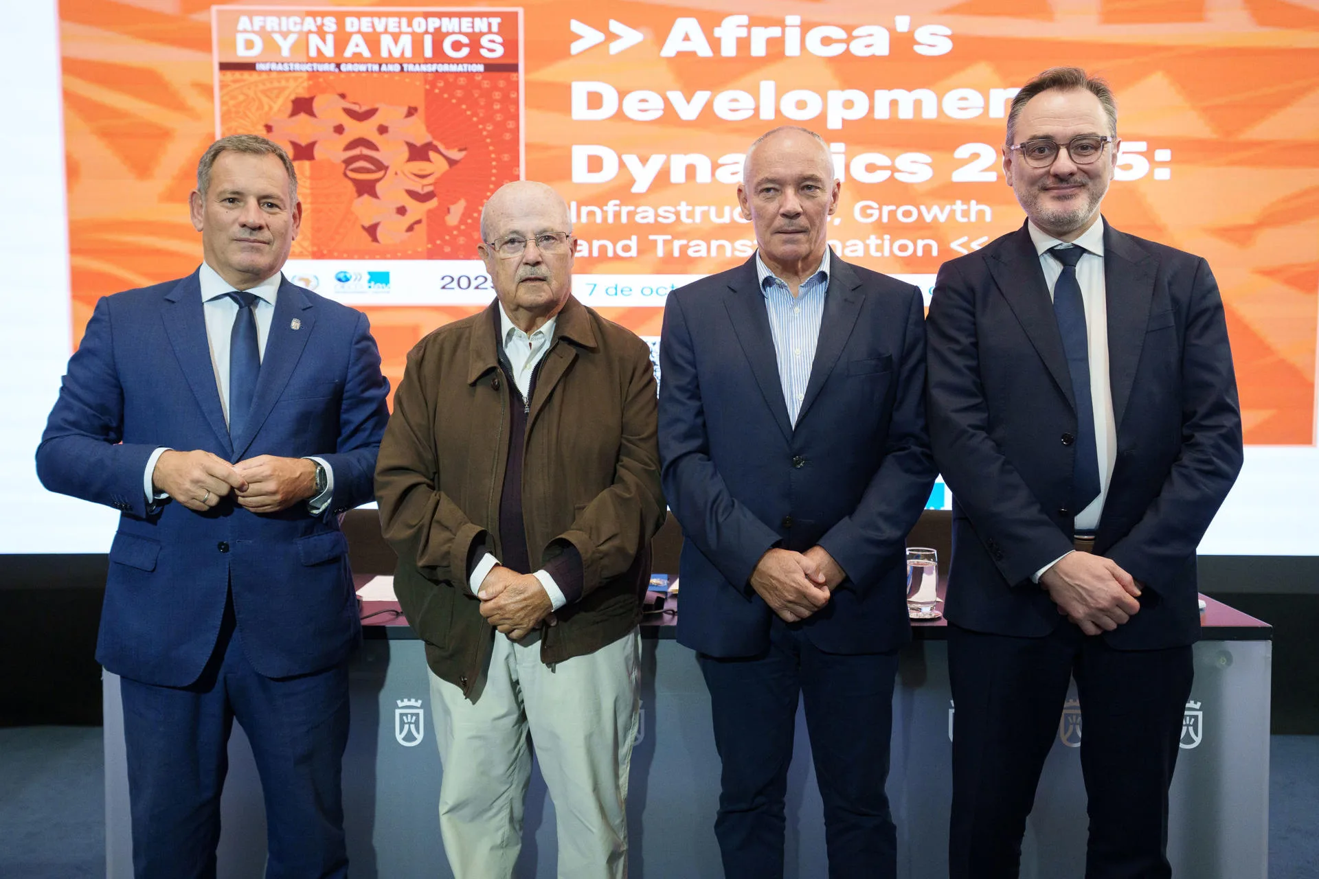 El director insular de Acción Exterior y Relaciones Institucionales del Cabildo de Tenerife, Pedro González (i); el director adjunto del Centro de Desarrollo de la OCDE, Federico Bonaglia (d); el director general de Casa África, José Segura (2i) y el director general de Relaciones con África del Gobierno de Canarias, Luis Padilla (2d), durante la presentación del informe 'Dinámicas de desarrollo de África 2024: cualificaciones, empleo y productividad' del Centro de Desarrollo de la OCDE y la Comisión de la Unión Africana. EFE/Ramón de la Rocha