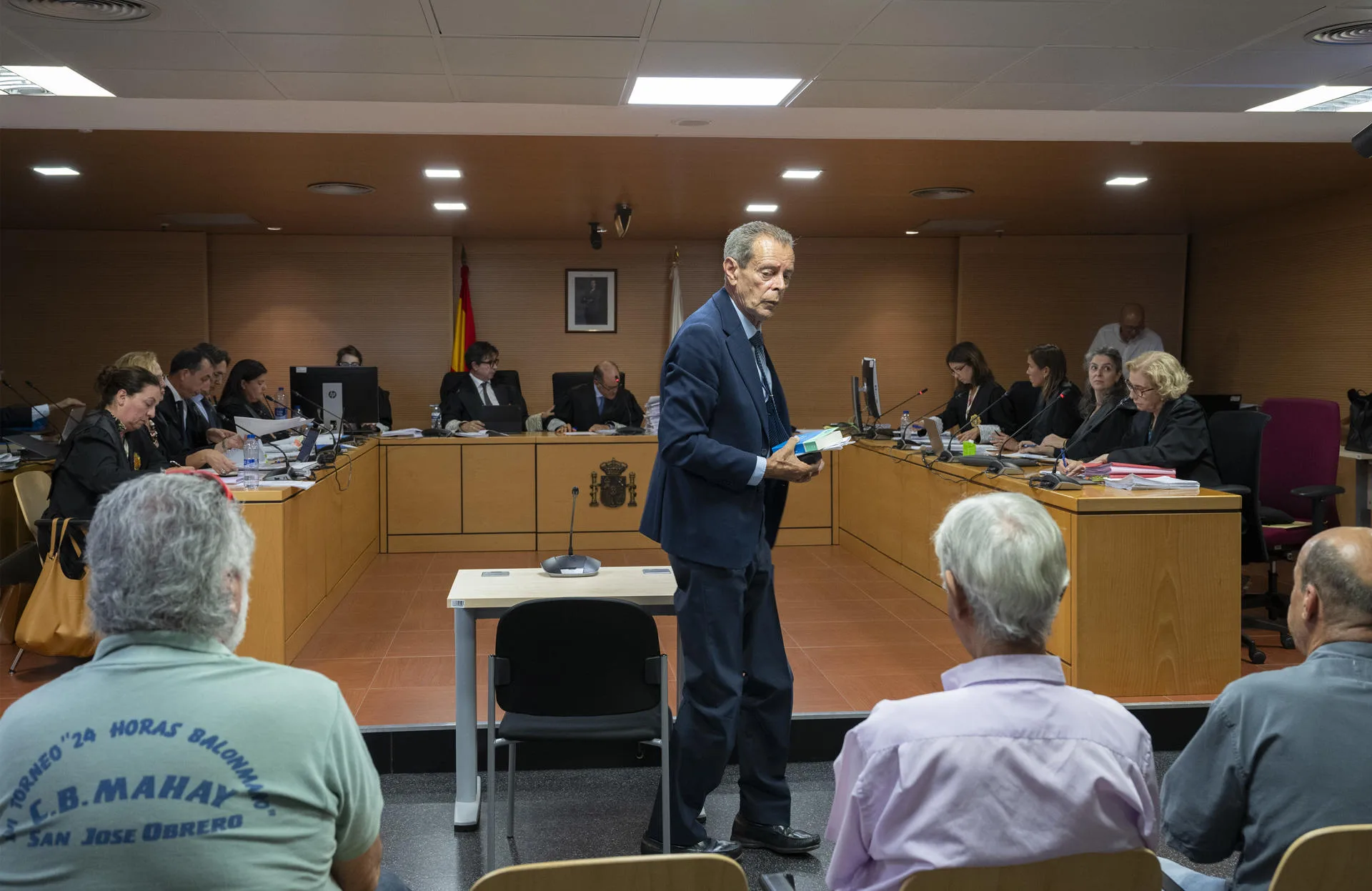 En la imagen, el exinterventor del Ayuntamiento de Arrecife, Carlos Sáenz (de pie), en un momento de su declaración como procesado. EFE/Adriel Perdomo