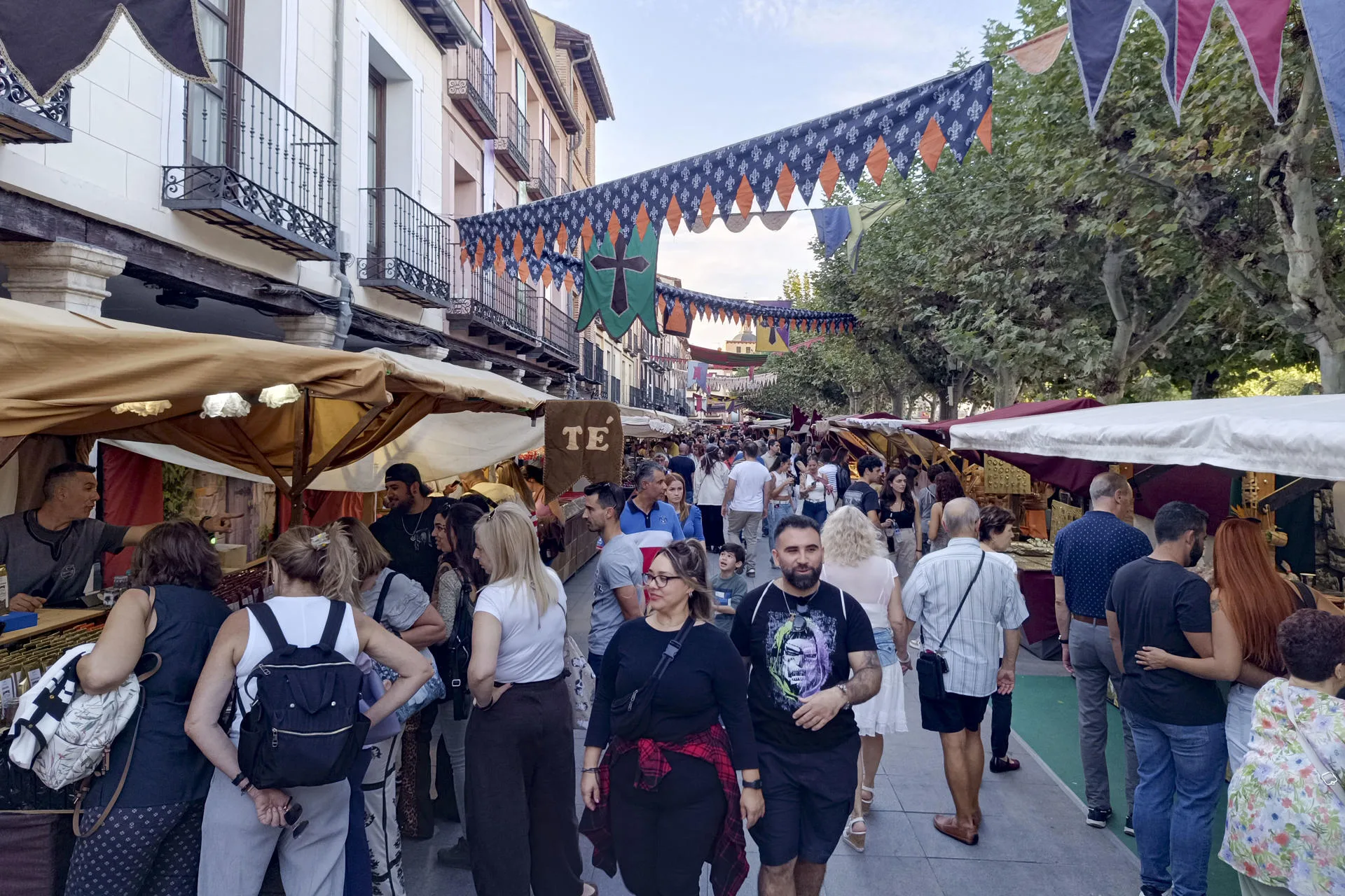 El centro de Alcalá de Henares se ha engalanado para acoger un año más su reconocido Mercado Cervantino. EFE/ Guillermo Martínez