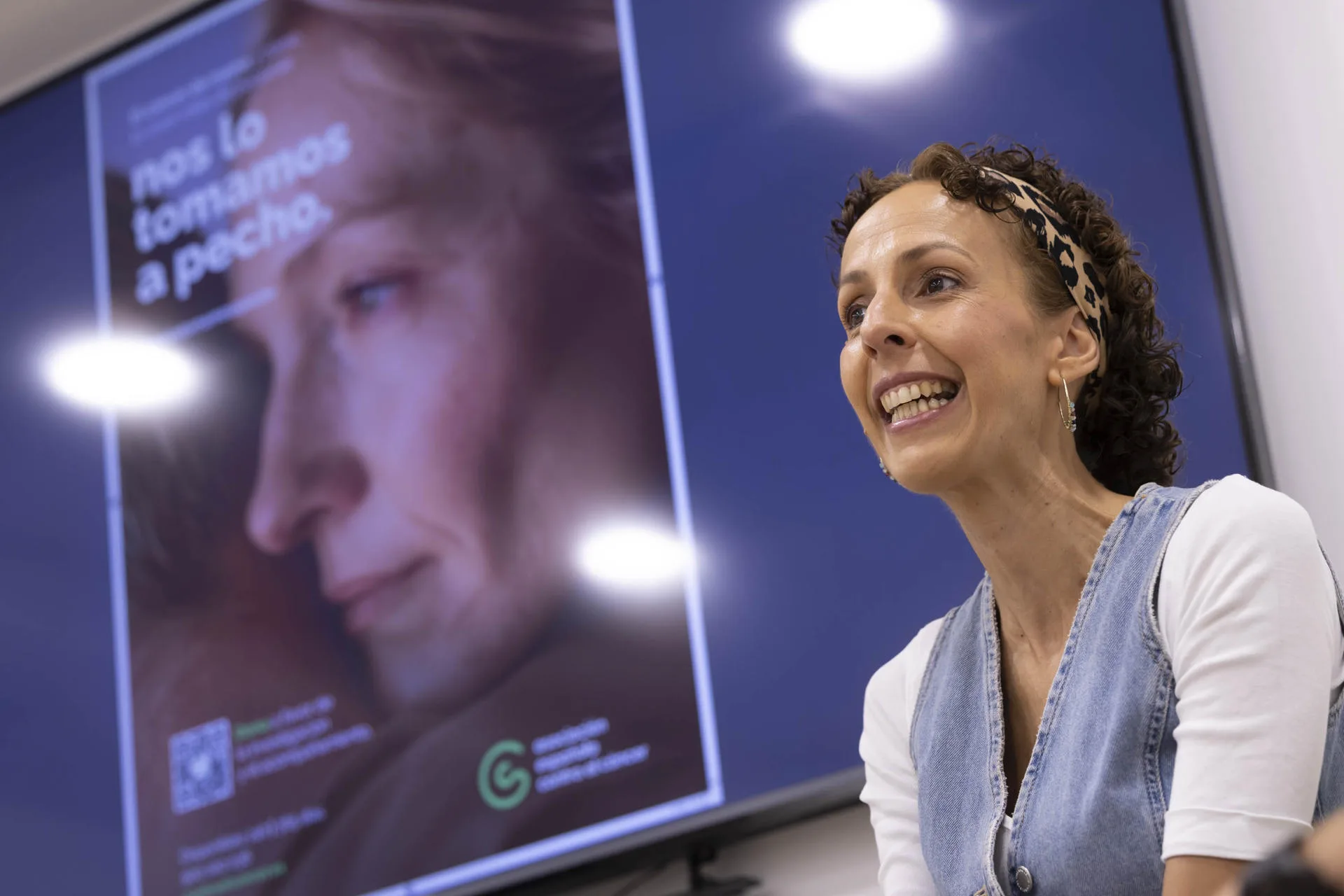 Inés Hernández, paciente con cáncer de mama, ha participado este miércoles en la campaña de prevención de la Asociación Española contra el Cáncer "Nos lo tomamos a pecho". EFE/Miguel Barreto