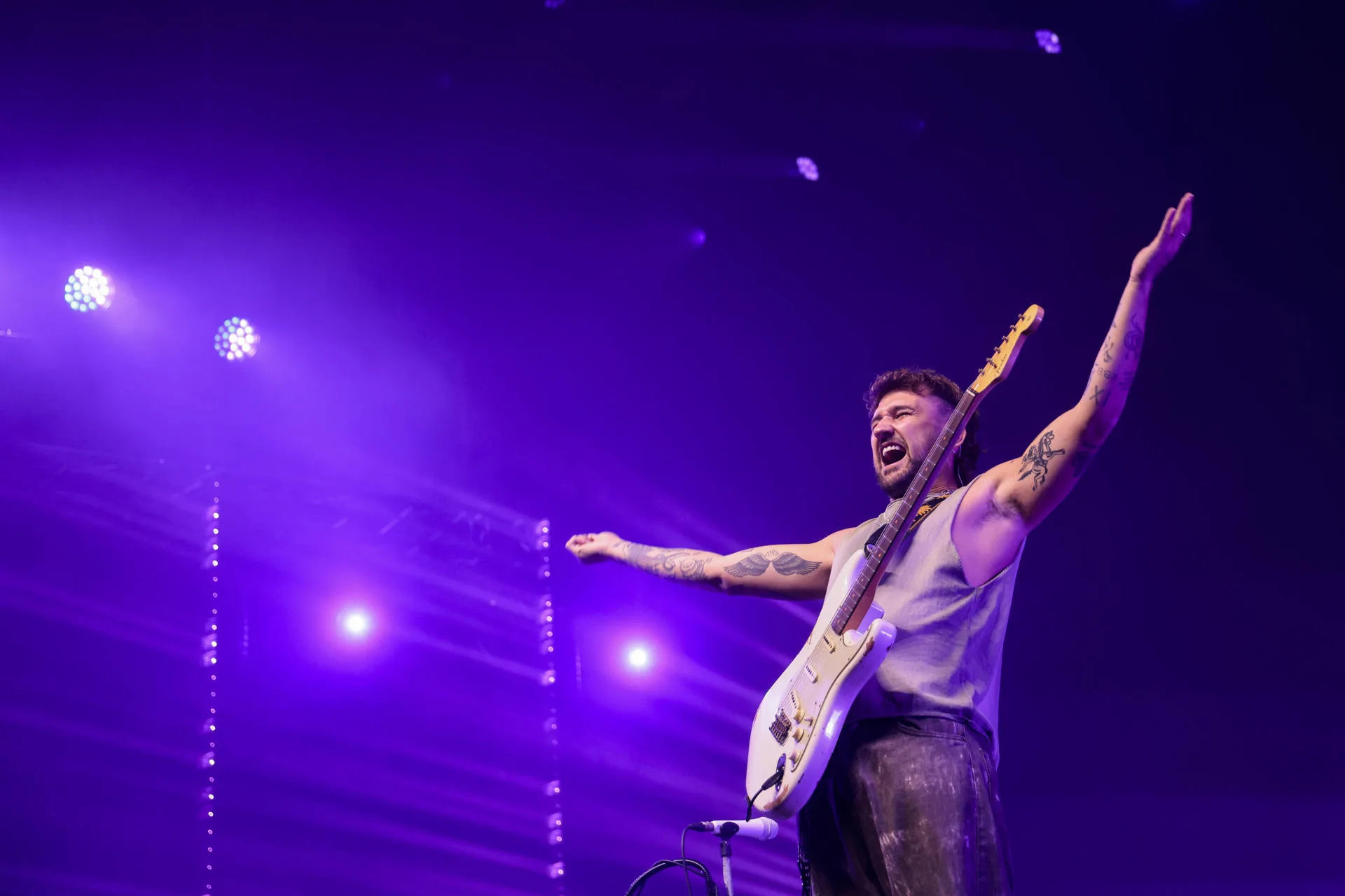 El cantante Dani Fernández durante el concierto ofrecido este martes en el Espacio Zity, en Zaragoza, en el marco de las Fiestas del Pilar. EFE/Toni Galán