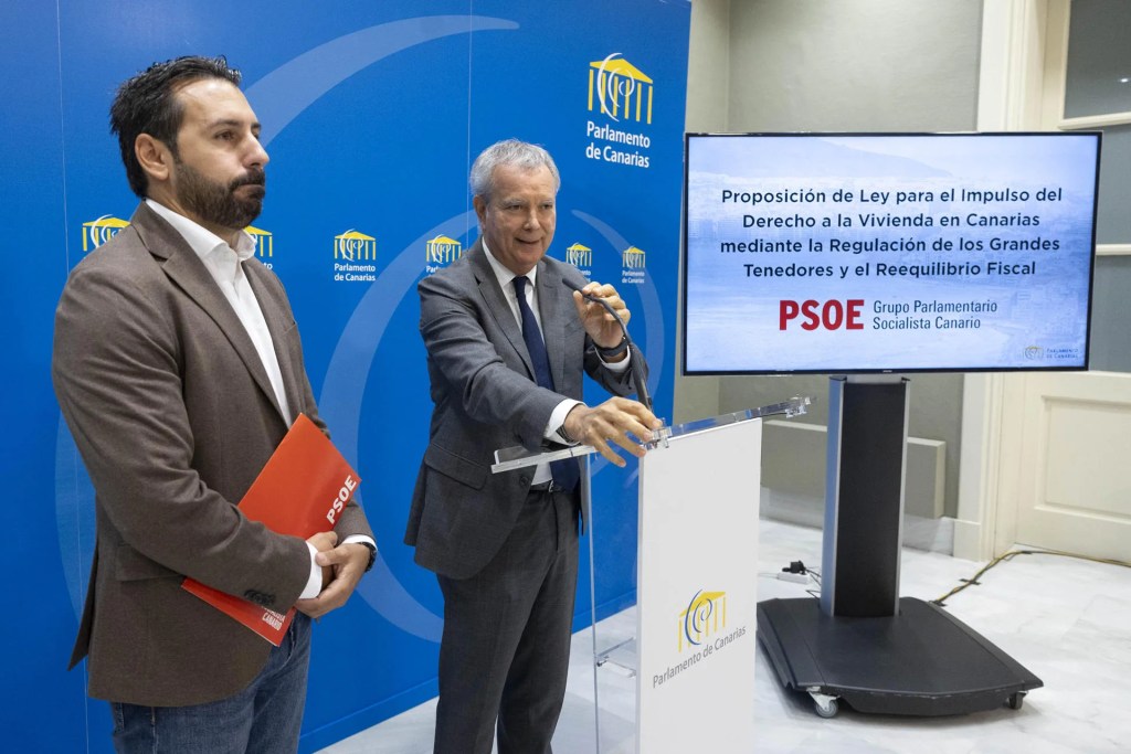 El portavoz del grupo Socialista, Sebastián Franquis, (d) y el diputado Manuel Hernández( (i) han presentado este miércoles en rueda de prensa una proposición de ley para el Impulso del Derecho a la Vivienda en las islas, mediante la regulación de los grandes tenedores y el reequilibrio fiscal del sector. EFE/Miguel Barreto