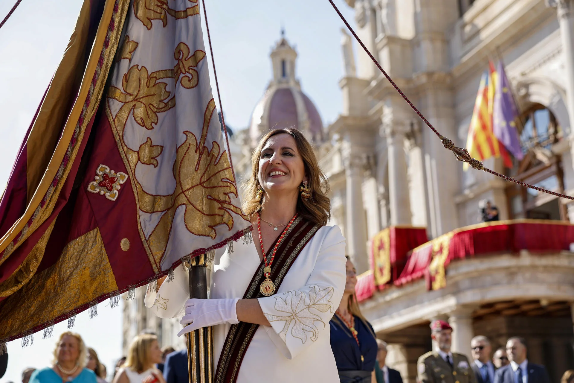 La alcaldesa de València, María José Catalá, porta la Senyera en la procesión cívica del 9 d'Octubre, en la edición anterior de este acto. EFE/Biel Aliño
