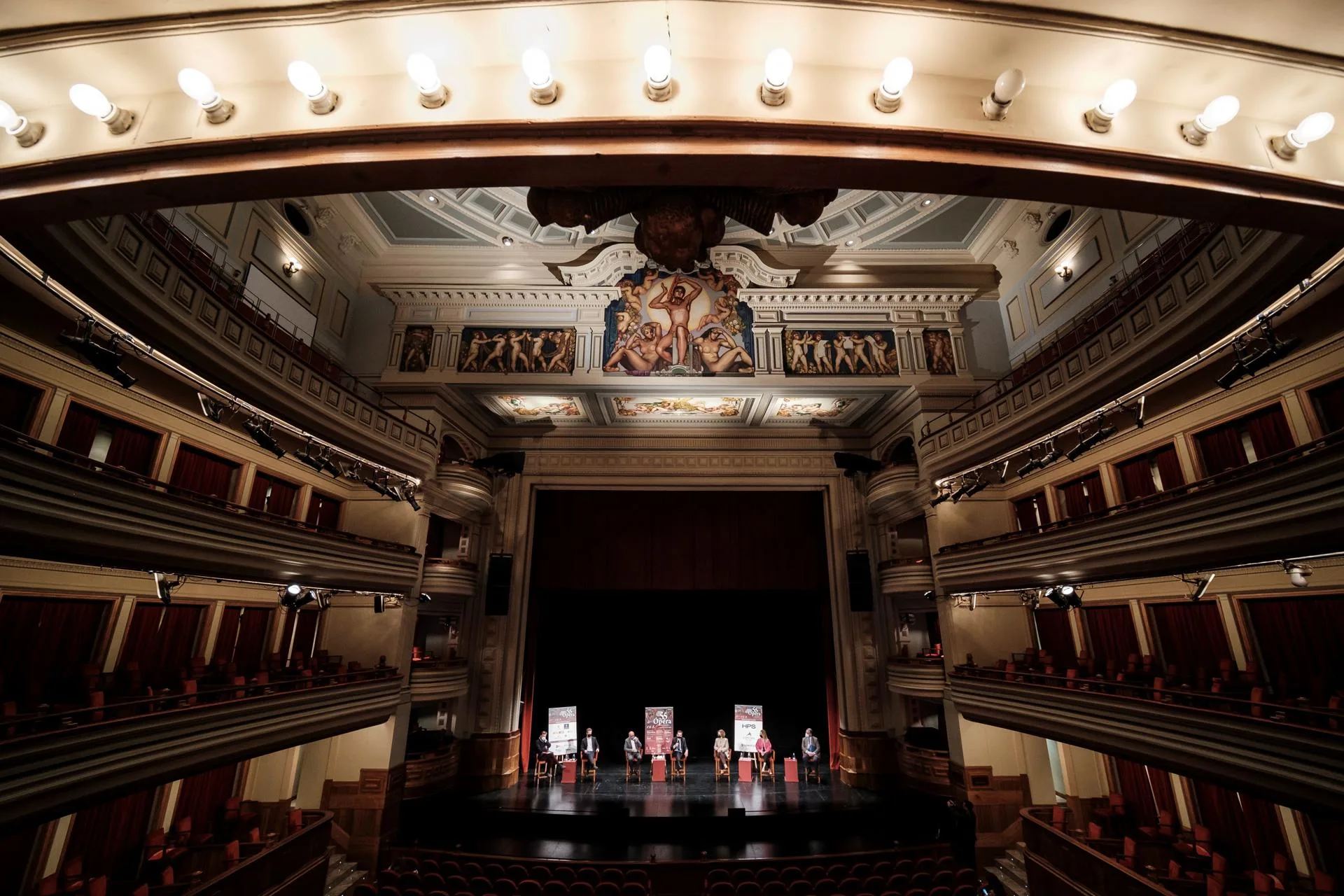 Imagen de archivo del interior del Teatro Pérez Galdós, que acogerá el 16 de noviembre un concierto del cantante y pianista británico Anthony Strong, incluido en el cartel del 16º festival Jazz Otoño. EFE/Ángel Medina G.