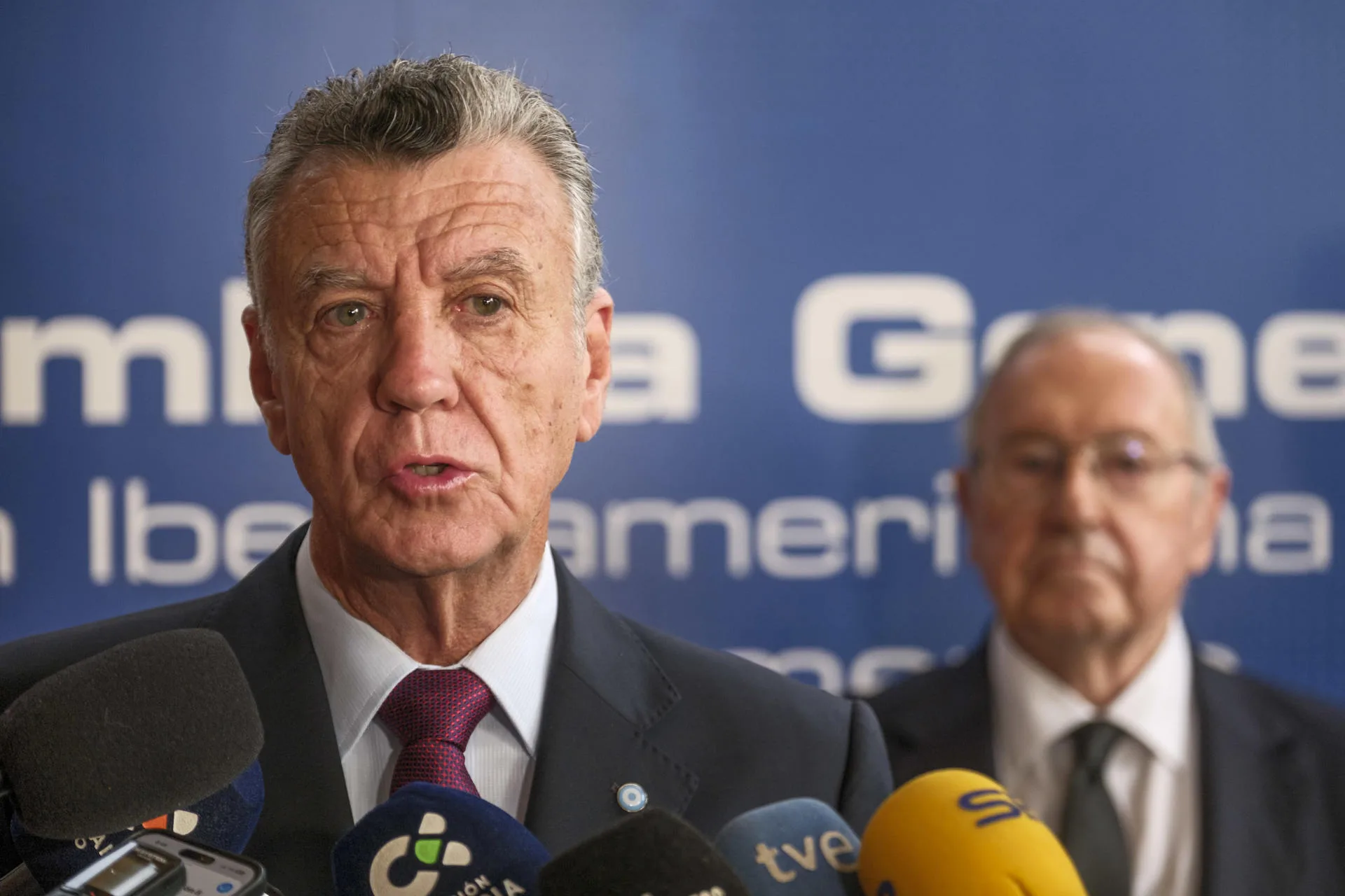 El presidente de la Asociación Iberoamericana de Cámaras de Comercio (AICO), Natalio Mario Grinman, hace declaraciones junto al presidente de la Cámara de Comercio de España, José Luis Bonet (d) antes de la inauguración de la 52 asamblea de la asociación iberoamericana que se reúne en Las Palmas de Gran Canarias EFE/Ángel Medina G.