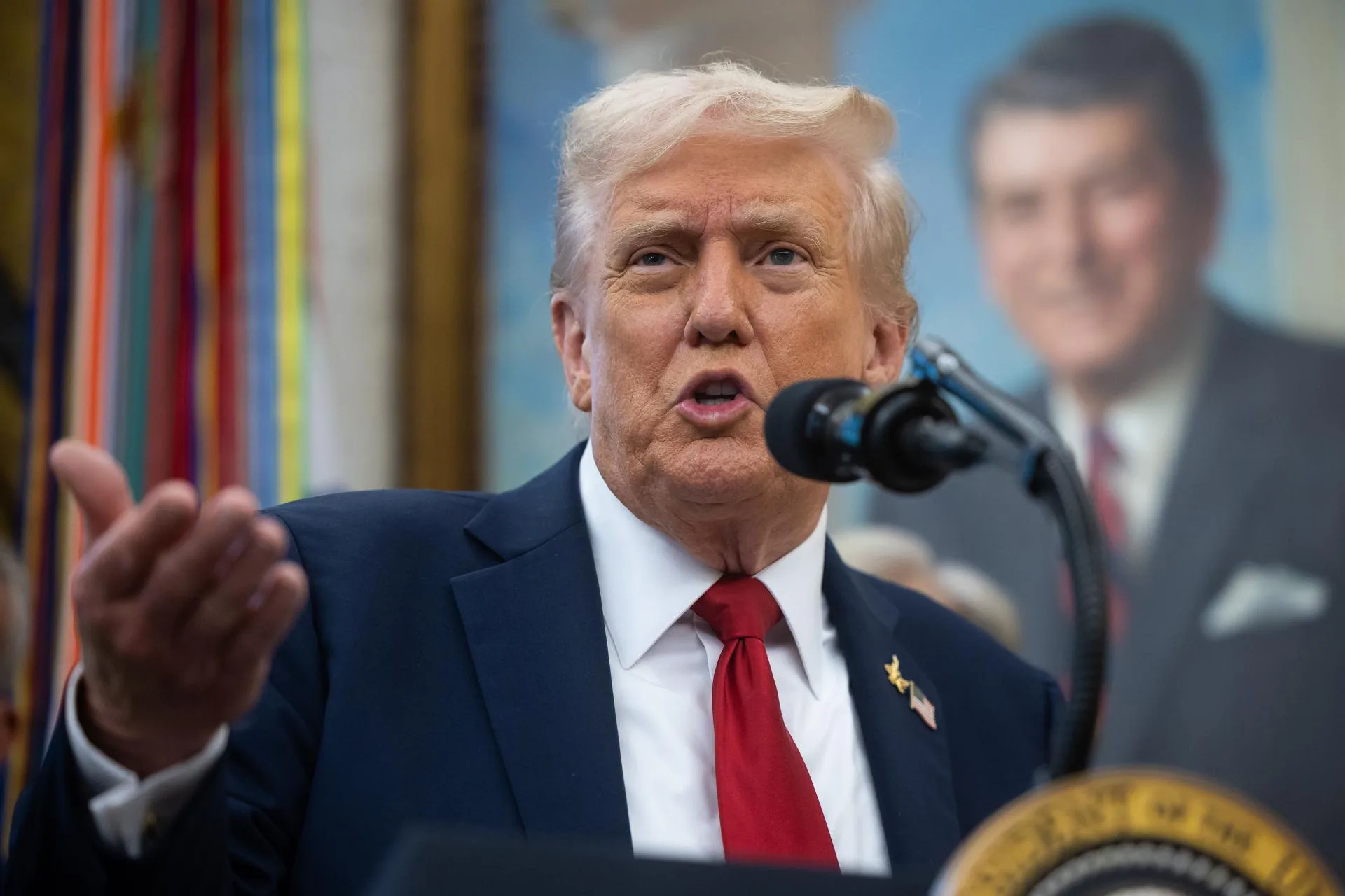 Trump ameaça eliminar agências em meio a paralisação do governo