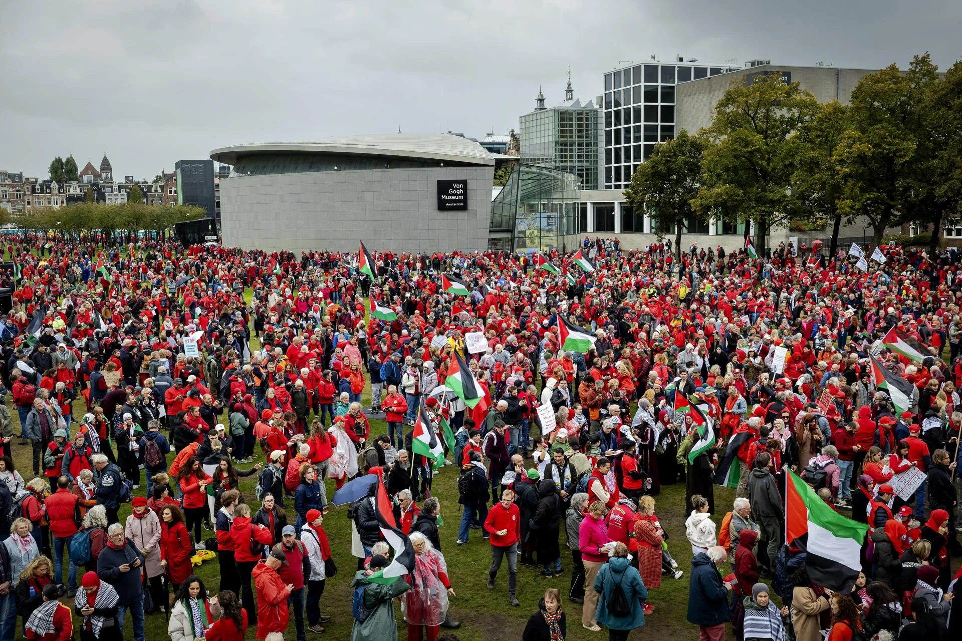 Los manifestantes se reúnen en Museumplein durante una protesta contra las operaciones militares de Israel en la Franja de Gaza y en apoyo del pueblo palestino, en Ámsterdam, Países Bajos. EFE/RAMON VAN FLYMEN