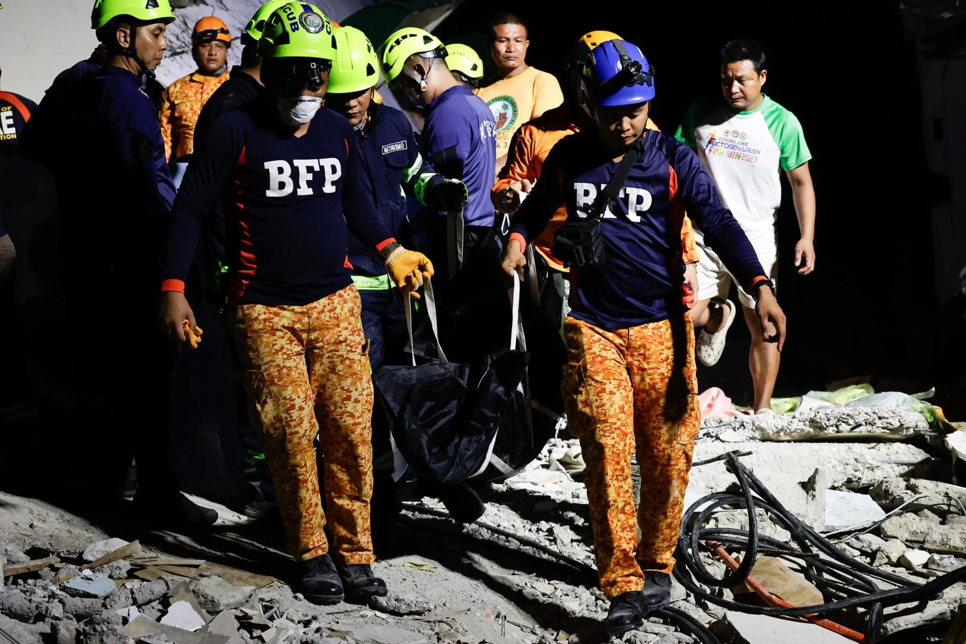 Philippine emergency response personnel retrieve the body of an earthquake victim from a collapsed facility in Bogo City, Cebu, Philippines, 01 October 2025. EFE-EPA/ROLEX DELA PENA