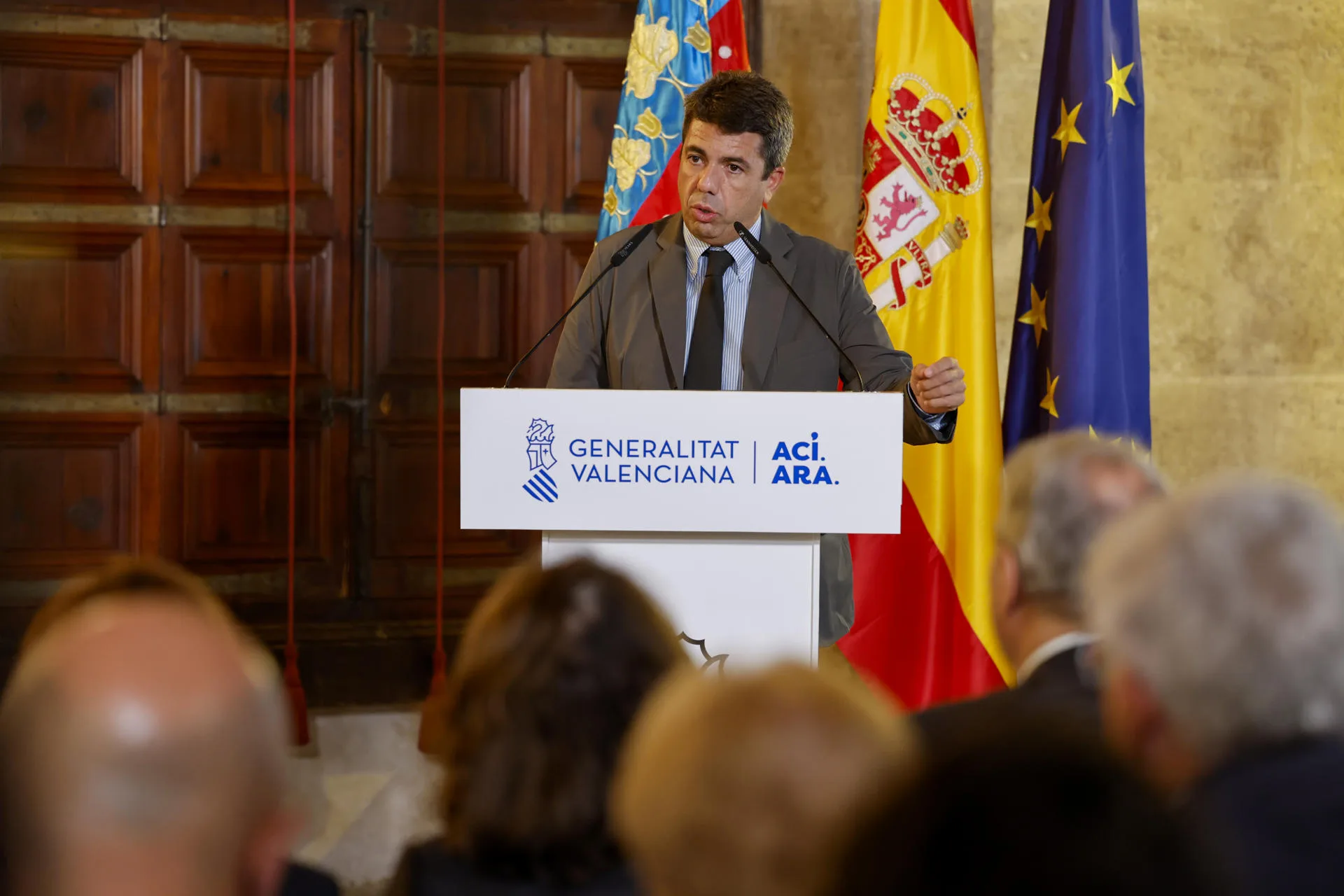 El president de la Generalitat, Carlos Mazón, durante el acto de firma junto a los rectores de las universidades públicas de la Comunitat Valenciana el acuerdo plurianual por el que se establece el marco presupuestario y el instrumento de programación y financiación para el periodo 2026-2029, con el que las universidades van a pasar de tener unas transferencias corrientes de 876,8 millones de euros a tener de inicio garantizados 1.034,5 millones. EFE/Ana Escobar