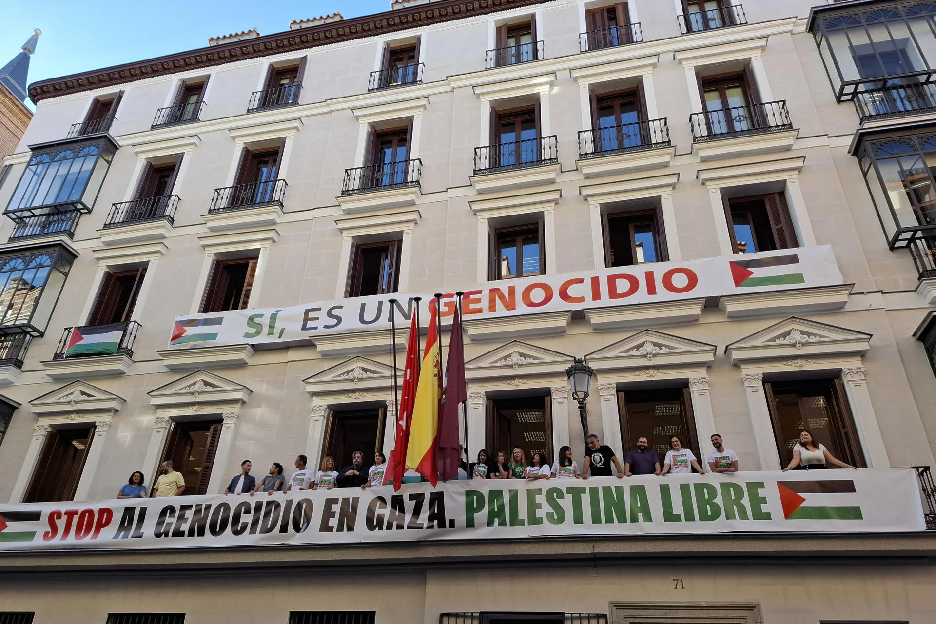 Pancartas de Más Madrid en el edificio de los grupos parlamentarios del Ayuntamiento. EFE/Daniel Gómez Fontecha