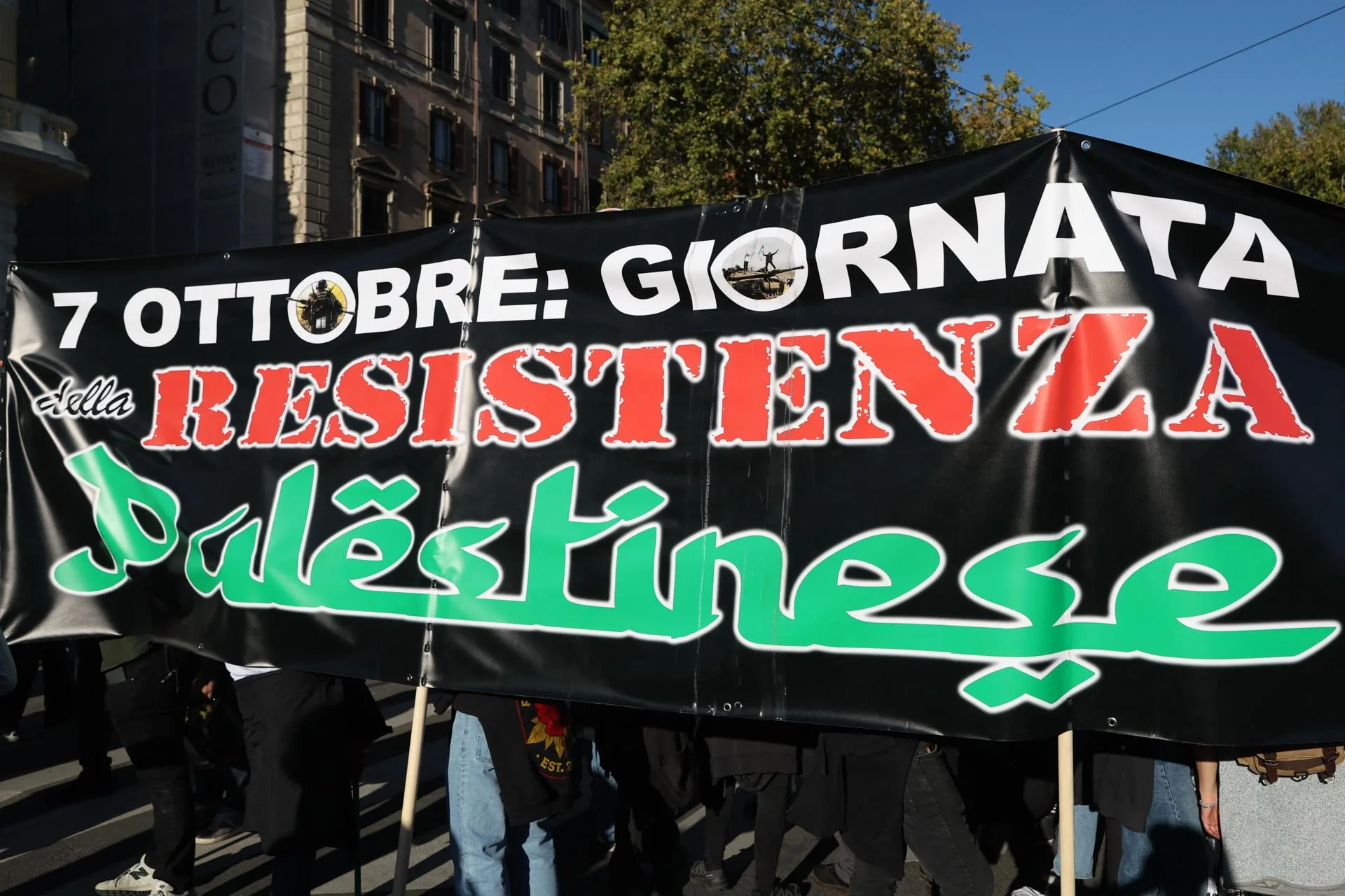 Personas participan en una manifestación pro-Palestina para mostrar su apoyo a Gaza y al pueblo palestino, en Roma, Italia, 04 de octubre de 2025. (Protestas, Italia, Roma) EFE//EMANUELE VALERI