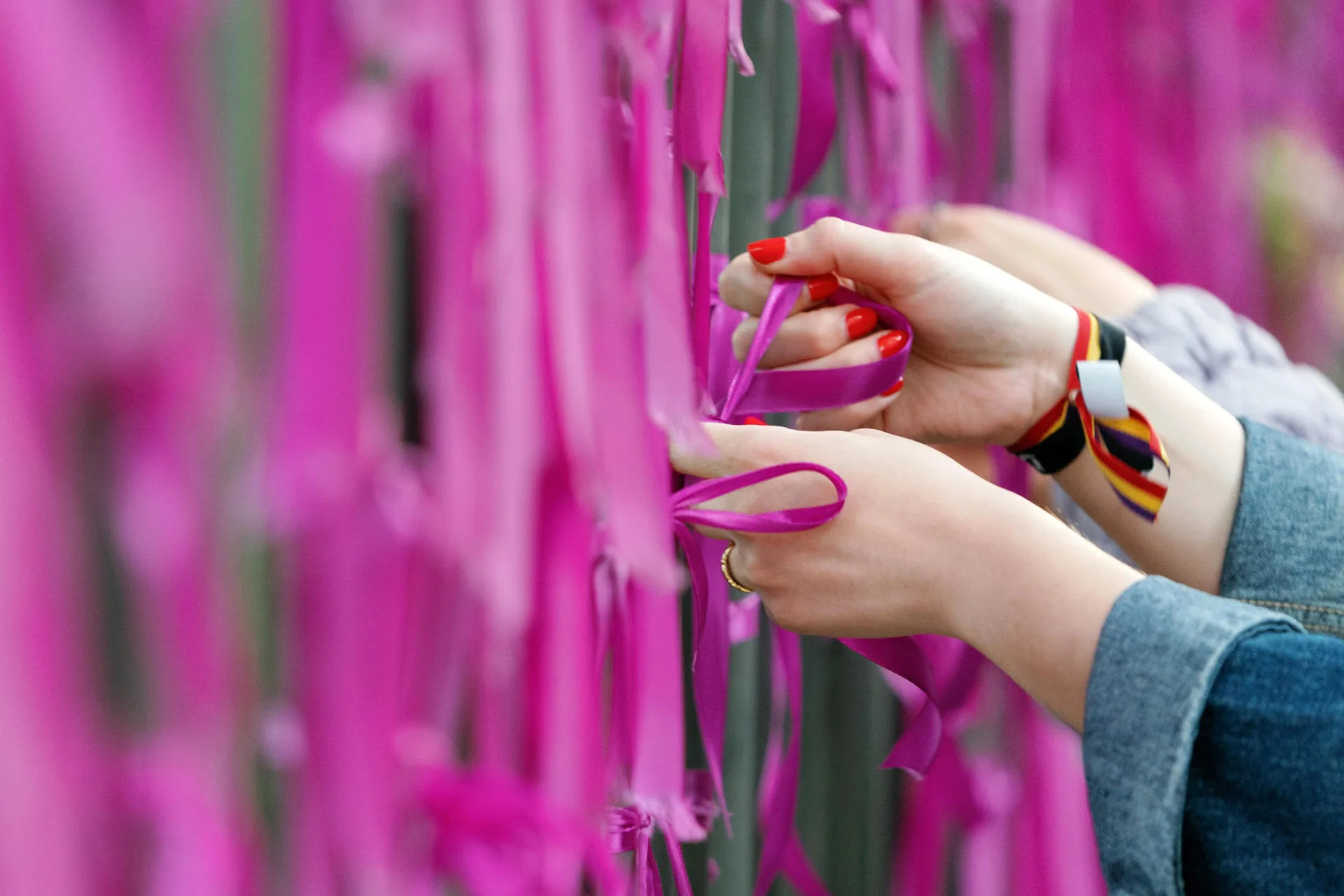 ÁVILA (ESPAÑA), 26/04/2023.- Un grupo de mujeres coloca lazos morados este miércoles, durante un acto homenaje bajo el lema "Ni una menos. Un lazo por Encarna" organizado por la Asamblea Feminista La Casa de Abril en Ávila. EFE/ Raúl Sanchidrián