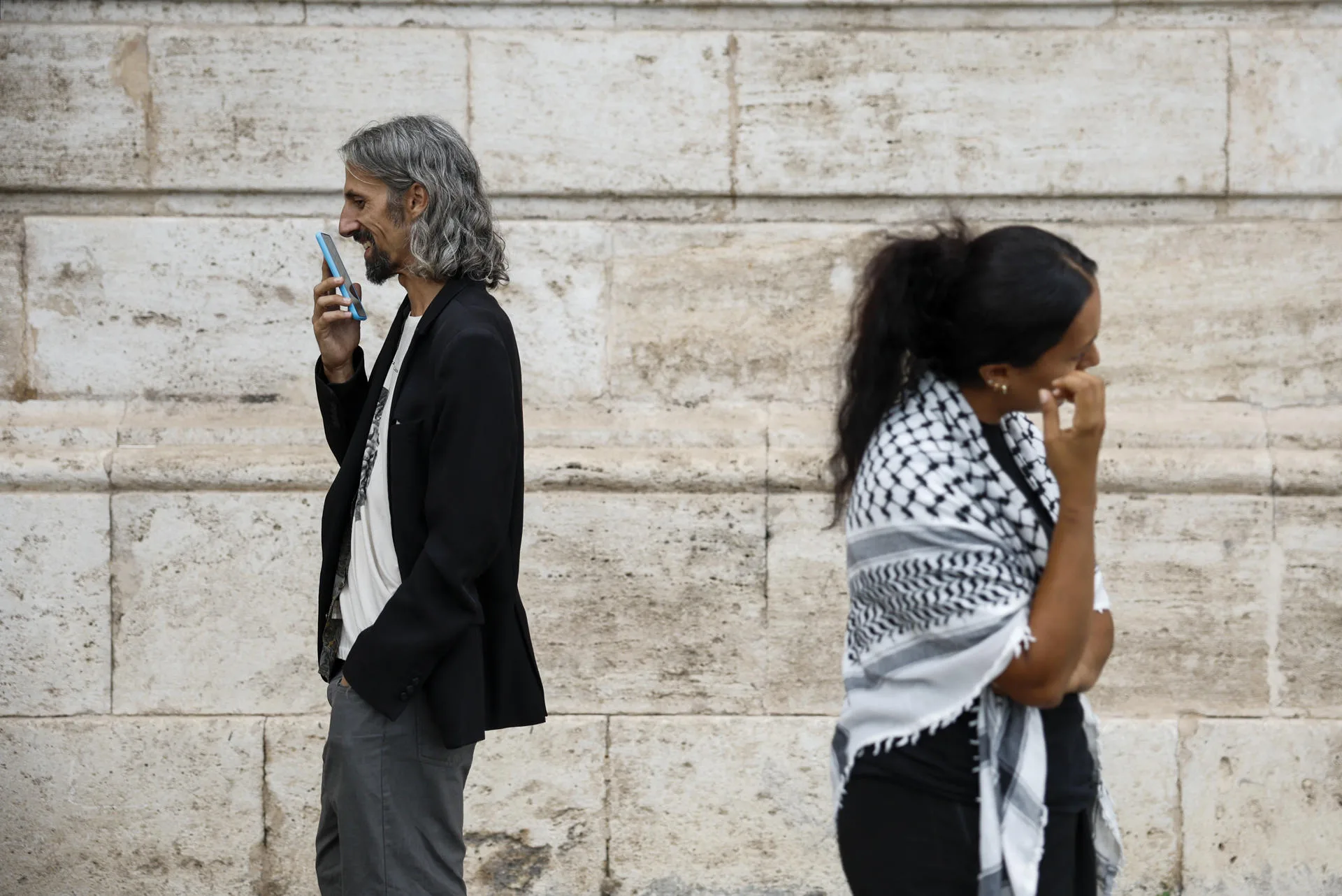 Dos integrantes de la flotilla recién regresados a Valencia, entre los cuales se encuentra el diputado, Juan Bordera (i), tras su comparecencia realizada este miércoles ante la Delegación del Gobierno en València para dnunciar la retención ilegal en cárceles israelíes de Reyes Rigo y del resto de integrantes de las flotillas solidarias. EFE/Biel Aliño
