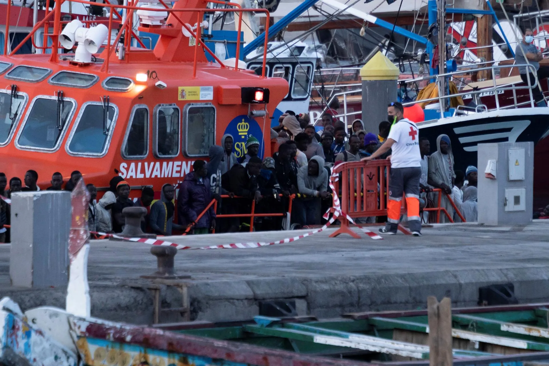 Foto tomada el 10 de noviembre de 2020 a la llegada al puerto de Los Cristianos (Tenerife) de un barco de Salvamento Marítimo con los 150 ocupantes rescatados de un cayuco al sur de la isla. Entre ellos, estaba el afectado en este caso. EFE/Miguel Barreto
. 
Salvamento Marítimo ha socorrido y trasladado al puerto de Los Cristianos este martes a unos 150 inmigrantes de origen subsahariano que navegaban en un cayuco al sur de Tenerife. EFE/Miguel Barreto.