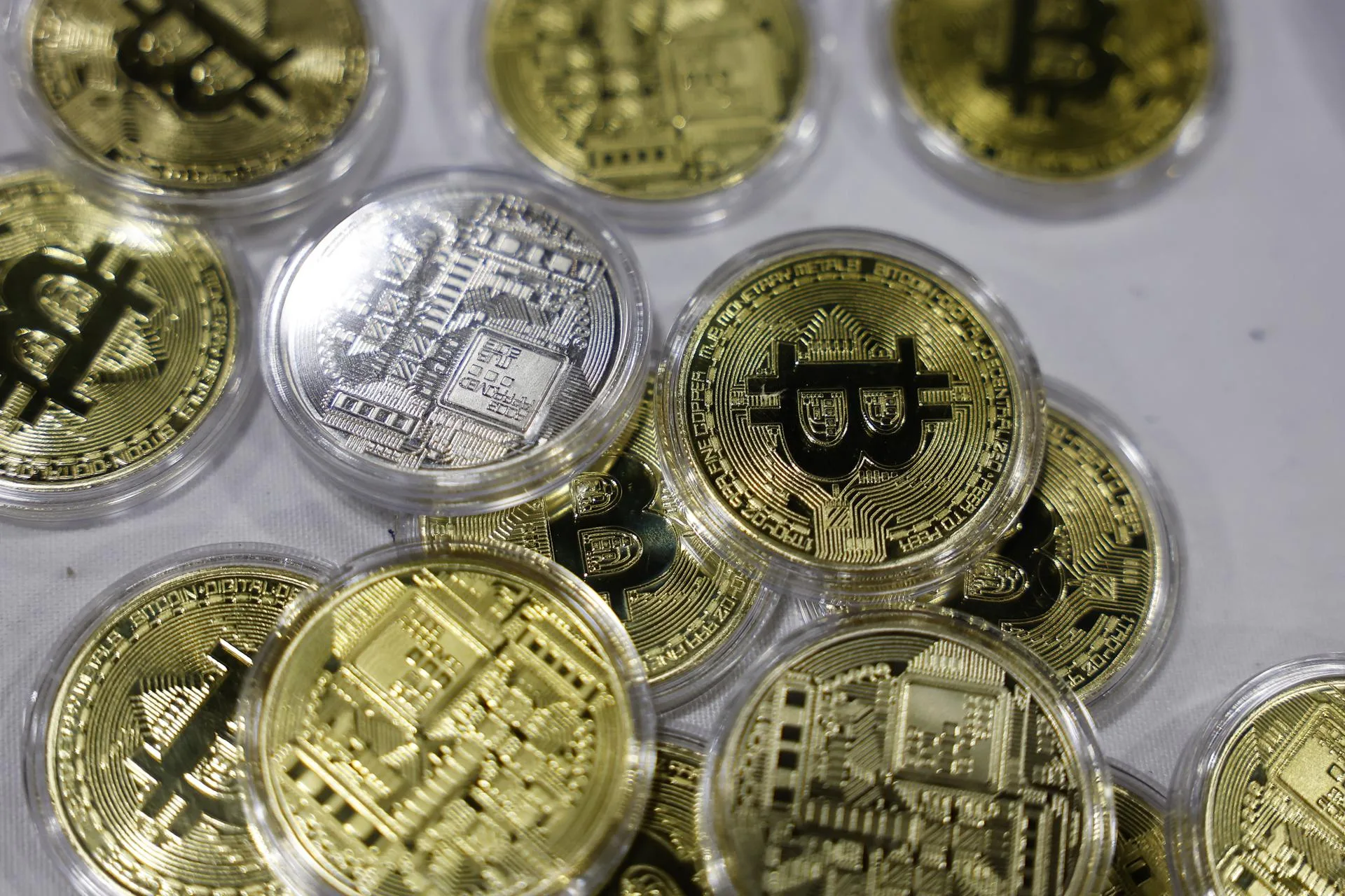 Un logotipo de Bitcoin en monedas de oro, en una imagen de archivo. EFE/CAROLINE BREHMAN