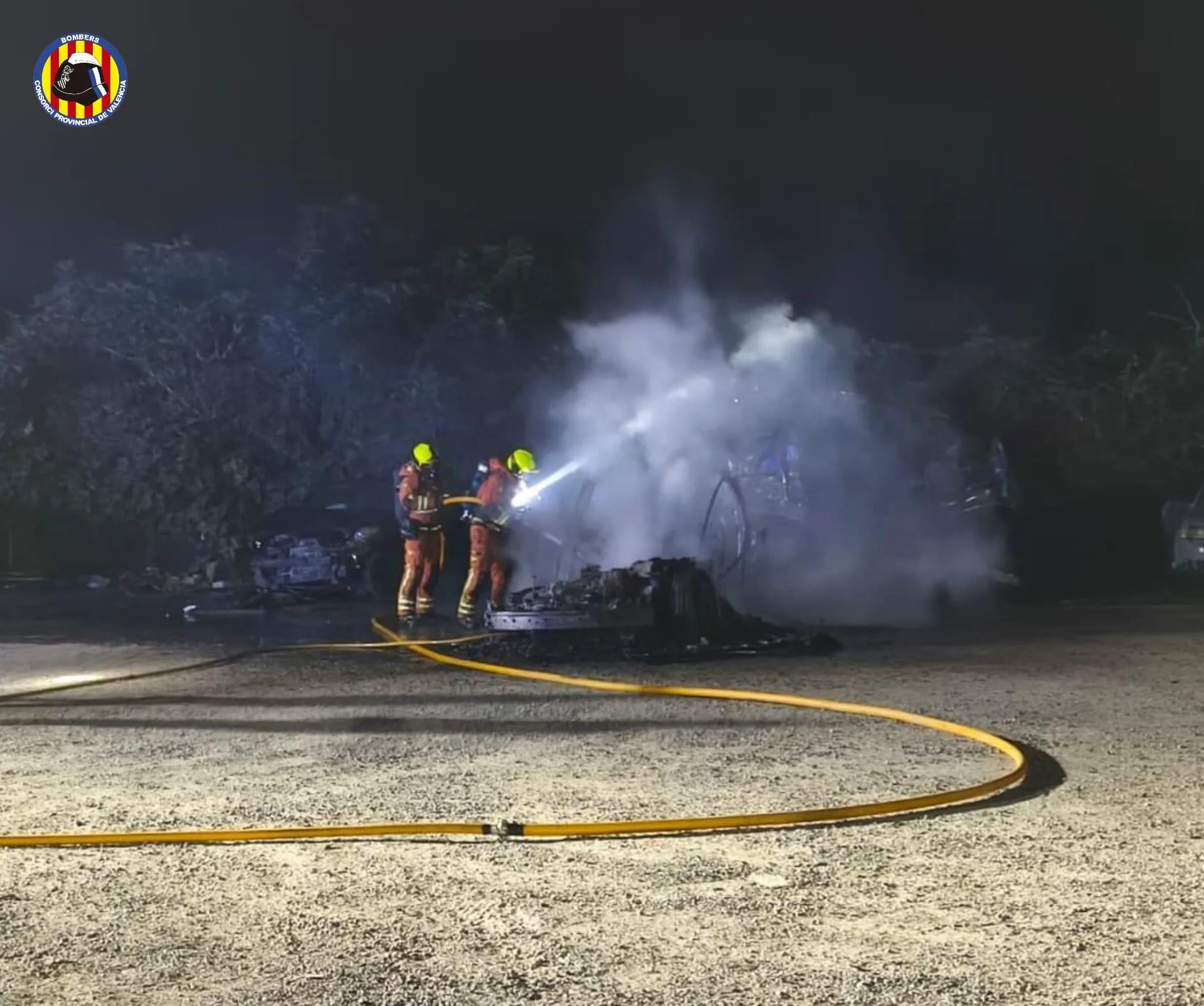 Los bomberos del Consorcio de Valencia han sofocado esta noche dos incendios de vehículos en Quart de Poblet, donde ha ardido un camión de recogida de basuras, y en una campa de Llosa de Ranes, con tres vehículos afectados. EFE/Consorcio de Bomberos de Valencia