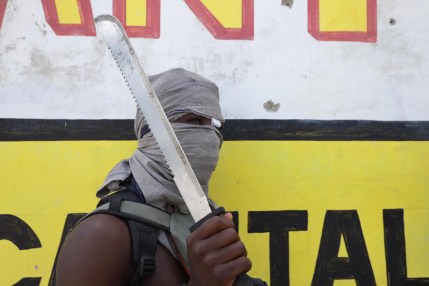 Fotografía del 31 de agosto de 2025 que muestra a un integrante de un grupo de autodefensa patrullando en Liancourt (Haití). EFE/Patrice Noel