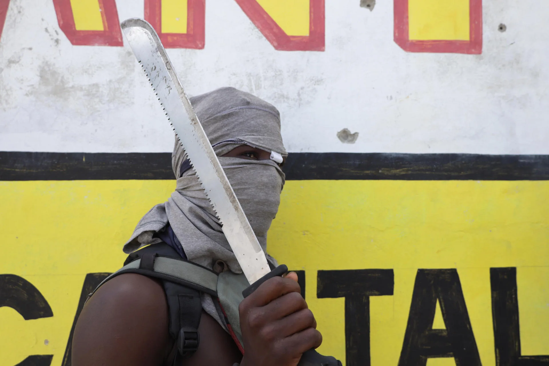Fotografía del 31 de agosto de 2025 que muestra a un integrante de un grupo de autodefensa patrullando en Liancourt (Haití). EFE/Patrice Noel