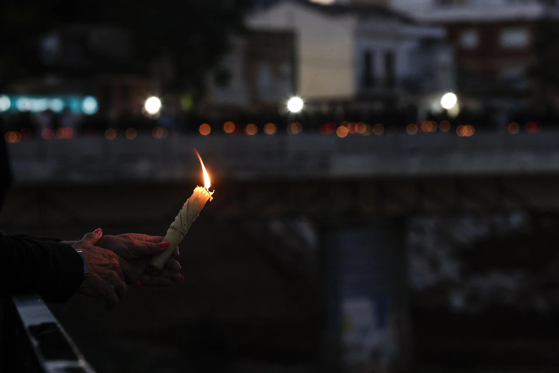 GRAFCVA096. PAIPORTA (VALENCIA), 26/10/2025.- Numerosos vecinos de Paiporta ha acudido esta tarde de domingo hasta el barranco del Poyo convocados por la Plataforma del Voluntariat de la Comunitat Valenciana para realizar un homenaje con velas a las victimas de la dana. EFE/Manuel Bruque