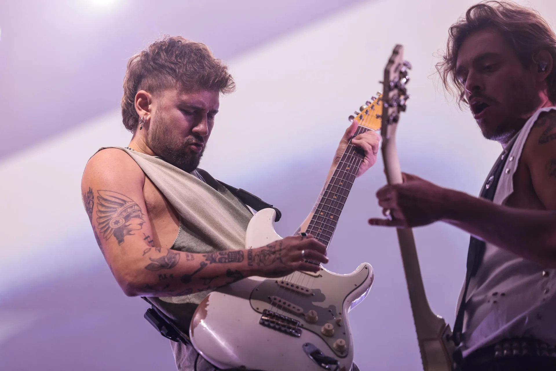El cantante Dani Fernández (i) durante el concierto ofrecido este martes en el Espacio Zity, en Zaragoza, en el marco de las Fiestas del Pilar. EFE/Toni Galán
