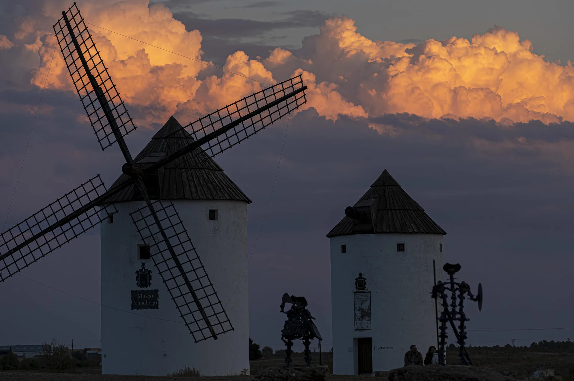 Imagen del atardecer visto hoy miércoles desde la localidad de Mota del Cuervo, Cuenca, donde a partir de mañana la AEMET anuncia la llegada de lluvias y un cambio de tiempo significativo. EFE / JAVIER BELVER.