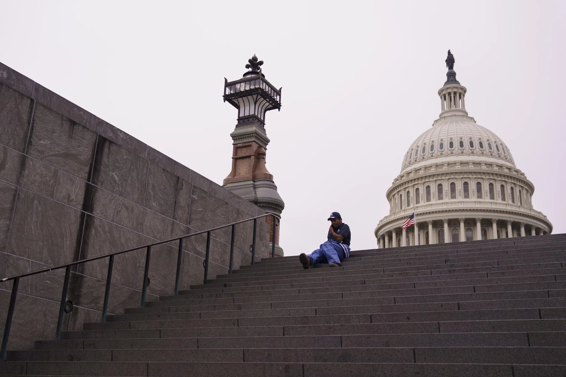 A staff member sits on steps of the US Capitol Visitor Center at the US Capitol, Washington, US, Sep 30, 2025. EFE/EPA/WILL OLIVER