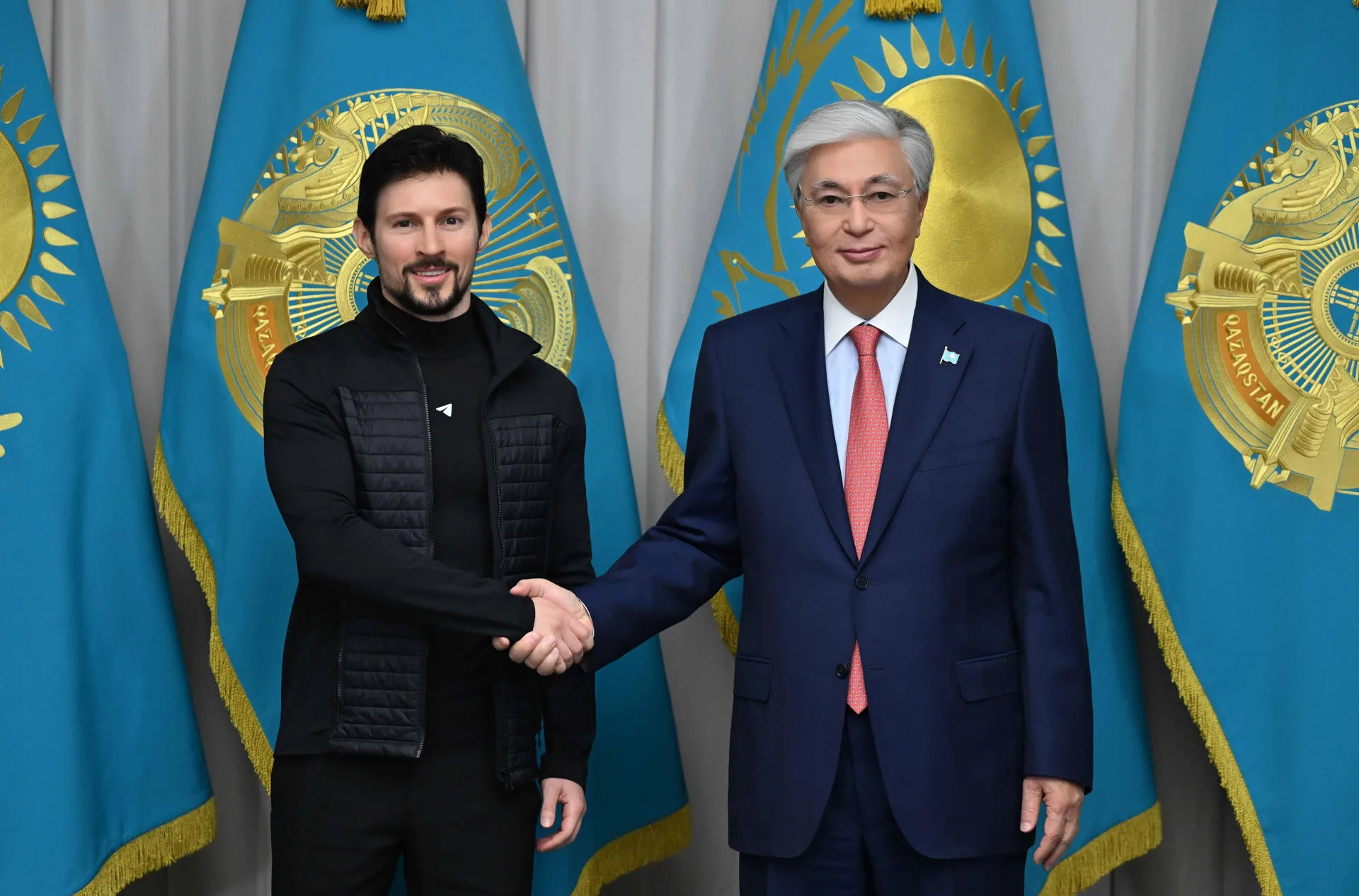 El empresario ruso y fundador de la red social Telegram, Pável Dúrov, se reúne con el presidente kazajo, Kasim-Yomart Tokáyev, con quien debatió sobre las perspectivas de implementar proyectos conjuntos en el campo de la inteligencia artificial, este jueves. EFE/ Akorda