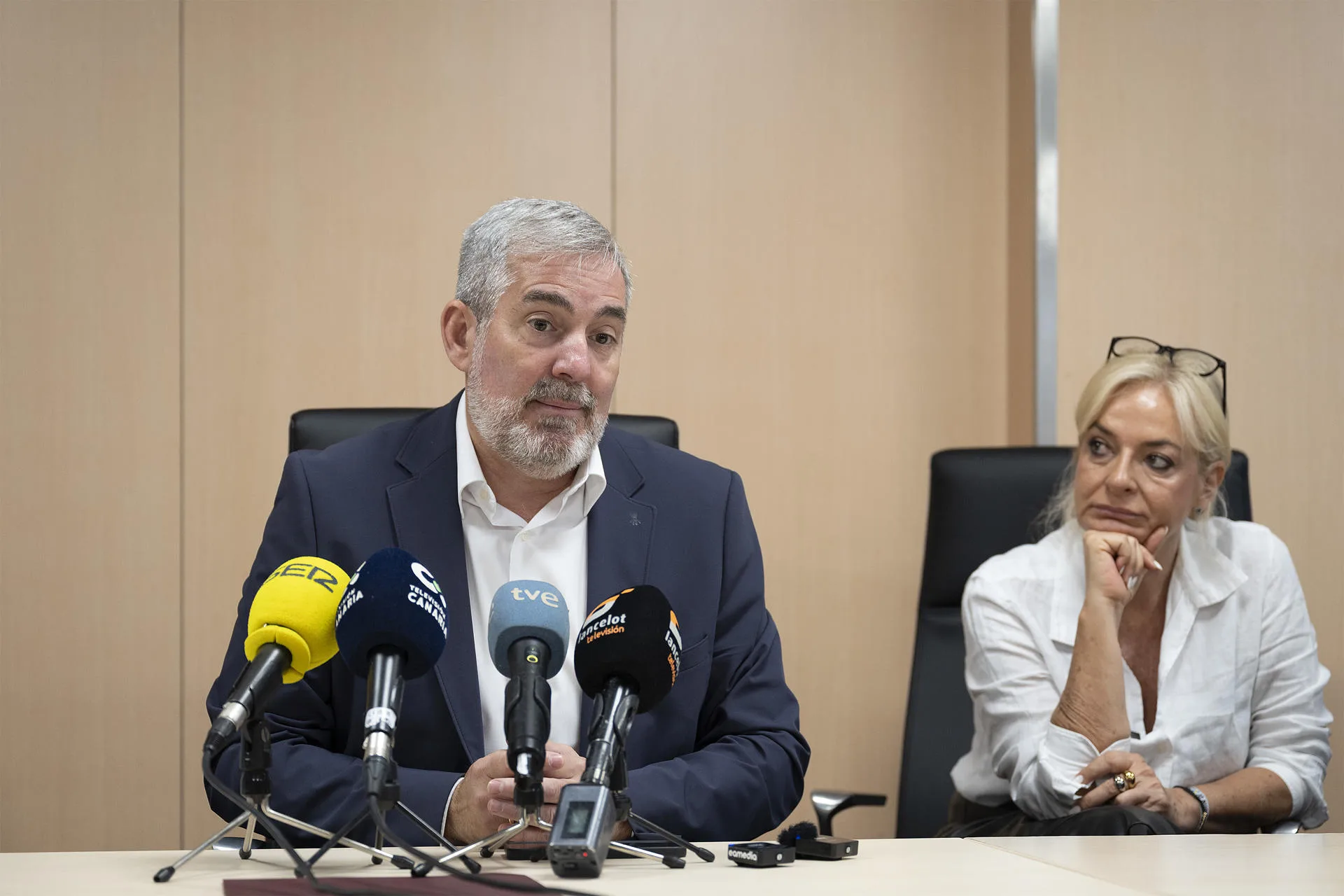 El presidente de Canarias, Fernando Clavijo (i), y la consejera de Sanidad, Esther Monzón (d) han intervenido este miércoles en la presentación del primer robot quirúrgico ('Da Vinci') del Hospital Universitario Doctor José Molina Orosa, en Arrecife (Lanzarote). EFE/Adriel Perdomo