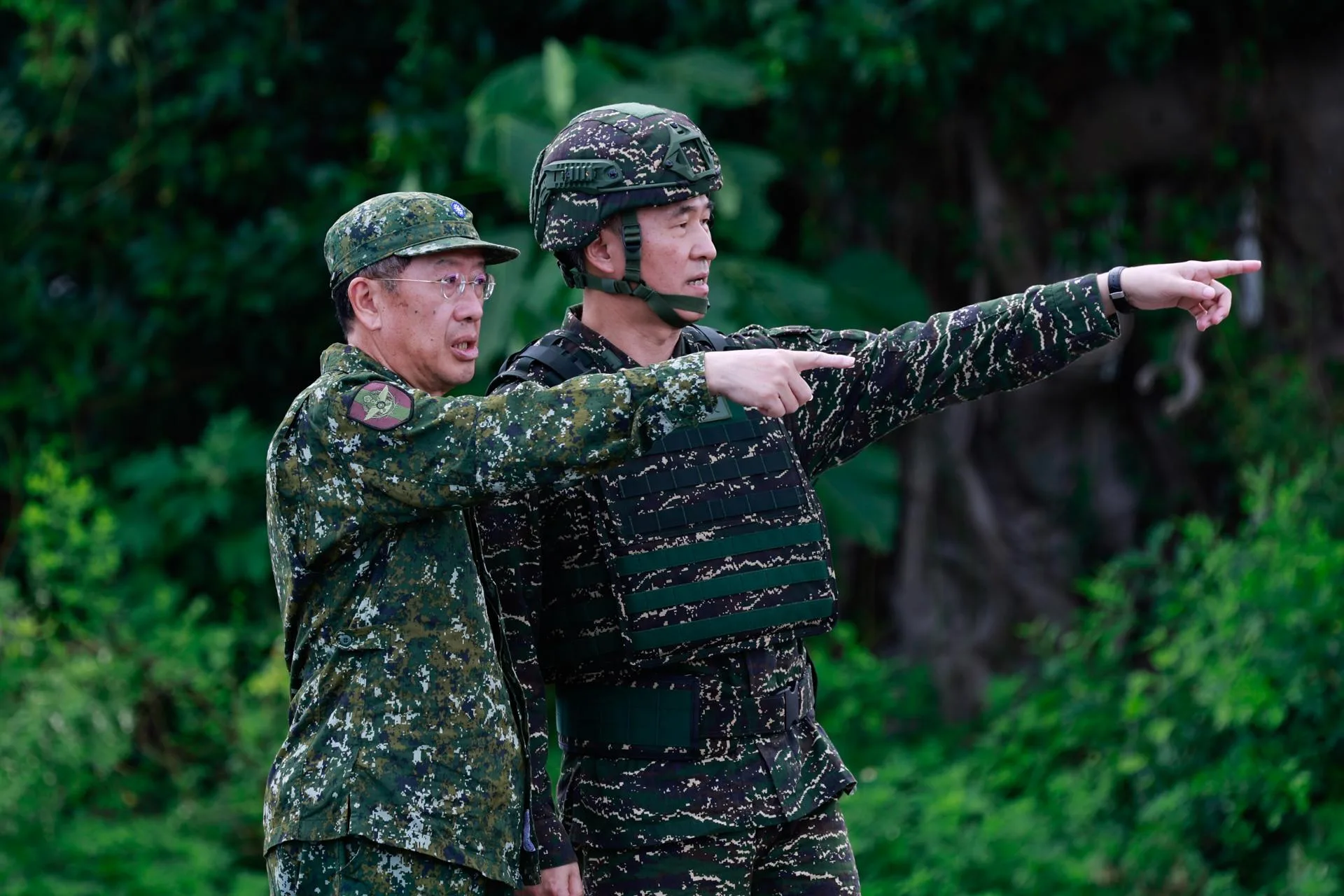 (FILE) Defense Minister Wellington Koo (L) points during a drill inside a naval base as part of the annual Han Kuang military exercises, in Kaohsiung city, Taiwan, 14 July 2025. EFE/EPA/RITCHIE B. TONGO