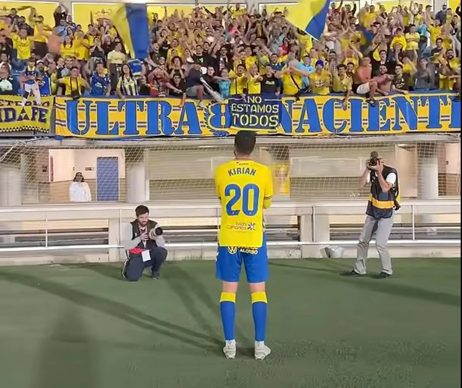 Captura de un vídeo difundido por la UD Las Palmas, en el que Kirian Rodríguez saluda a la afición amarilla al término del partido. EFE/UD Las Palmas