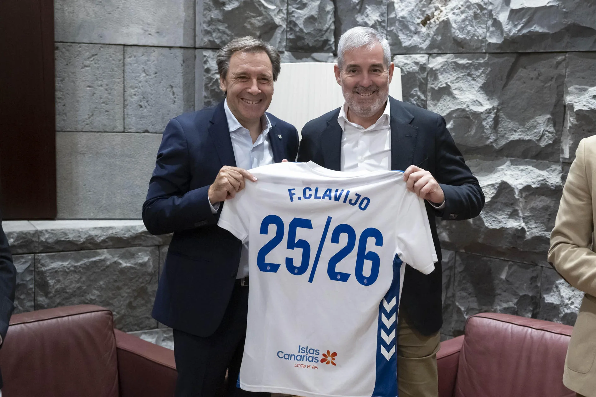 El presidente Canarias, Fernando Clavijo, (d) posa con el presidente de CD Tenerife, Felipe Miñambres (i) quién le ha regalado una camiseta del club con su nombre.EFE/Miguel Barreto