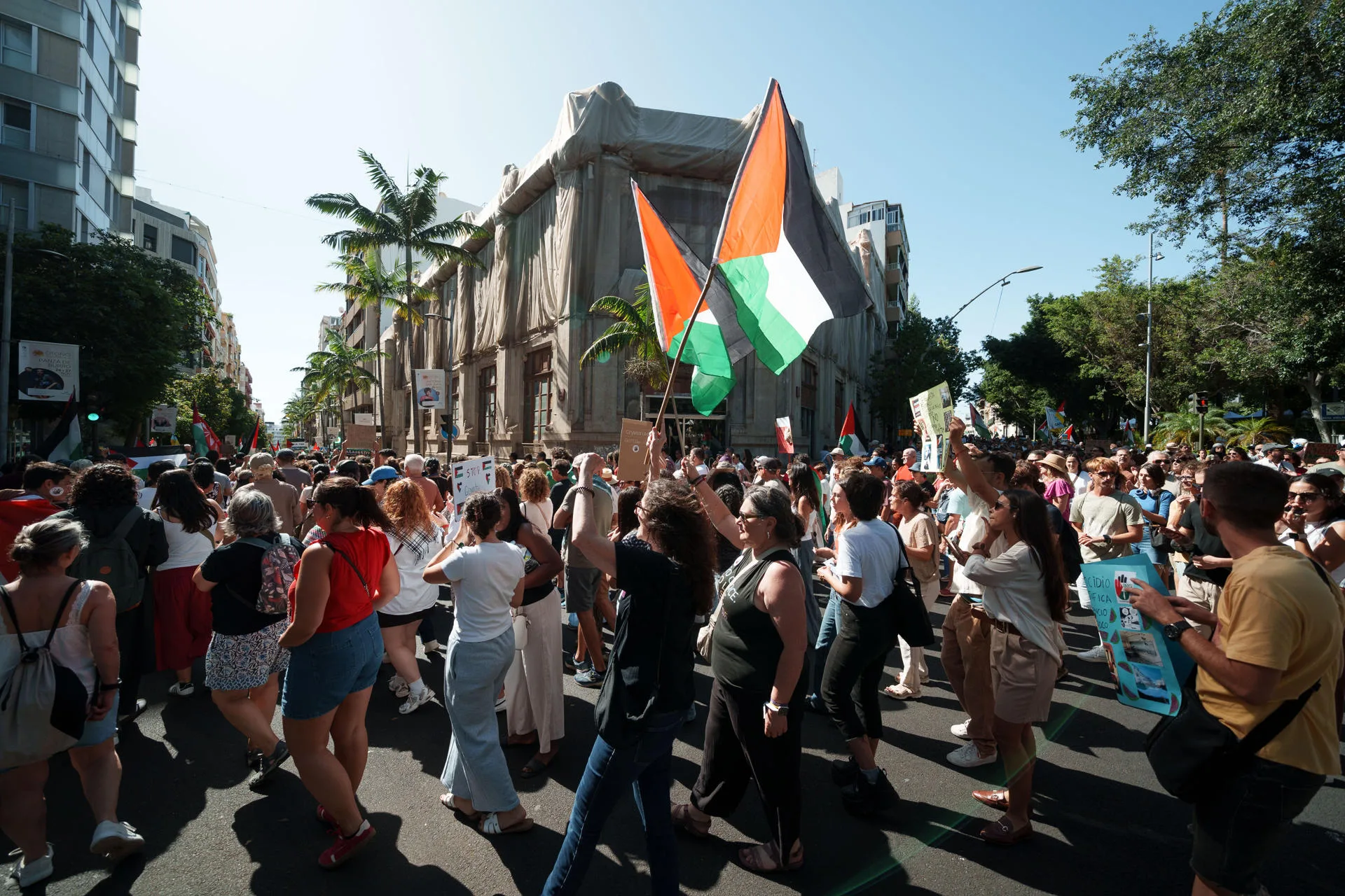 Miles de persona salen a la calle en Tenerife en una manifestación para denunciar el genocidio en Gaza. EFE/ Ramon de la Rocha
