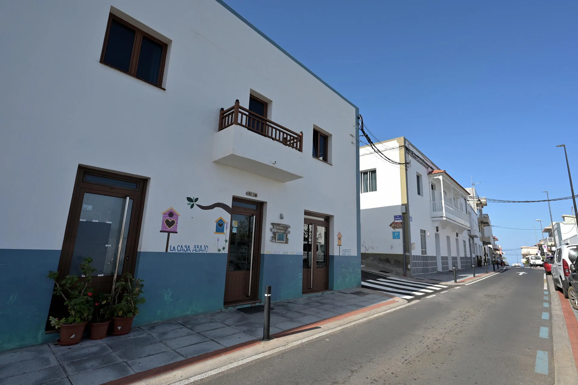 Imagen de establecimientos cerrados en Valle de El Golfo, en el municipio de La Frontera, como protesta por la aprobación por el pleno municipal de la ordenanza reguladora de la Convivencia Ciudadana, cuyo contenido los empresarios consideran lesivo para sus actividades. EFE/ Gelmert Finol
