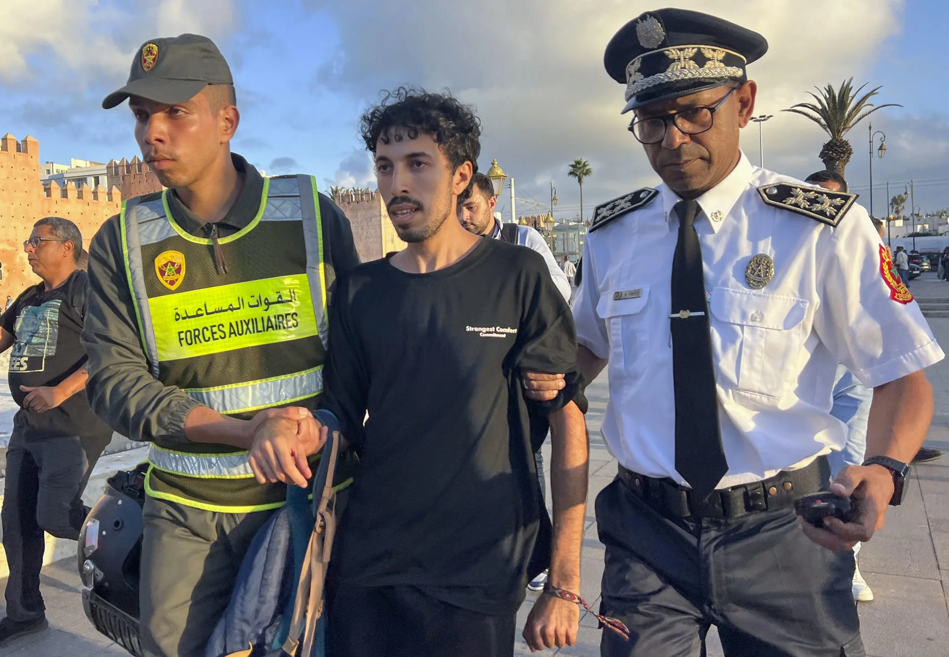 En la imagen, servicios de seguridad marroquíes (algunos en paisano) impiden el pasado lunes la organización de una manifestación del grupo GENZ212, y practicaron varias detenciones, en la plaza céntrica de Bab el Had y en sus cercanías. EFE/ Mohamed Siali