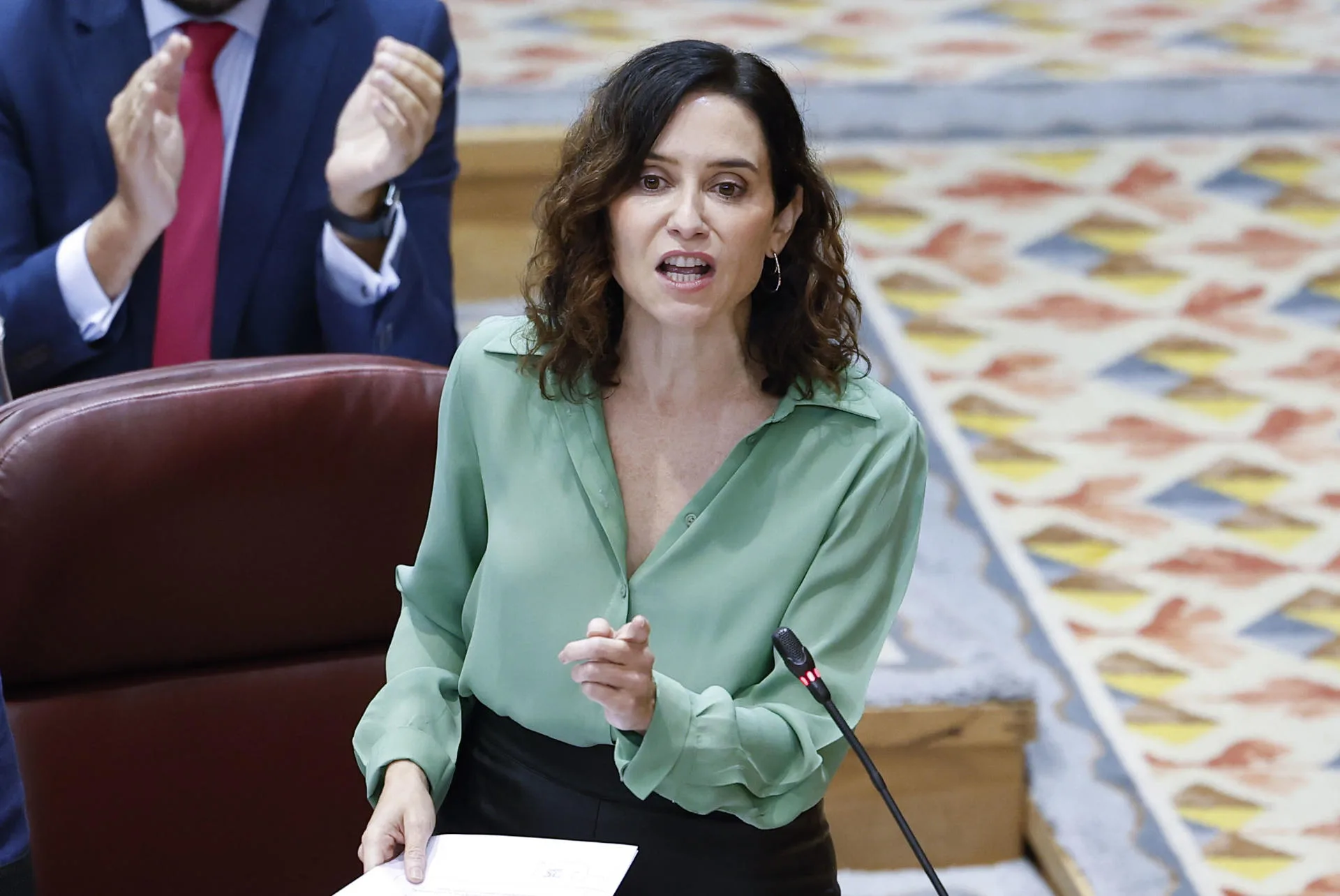 La presidenta de la Comunidad, Isabel Díaz Ayuso, interviene durante el pleno de la Asamblea de Madrid, este jueves. EFE/ Chema Moya