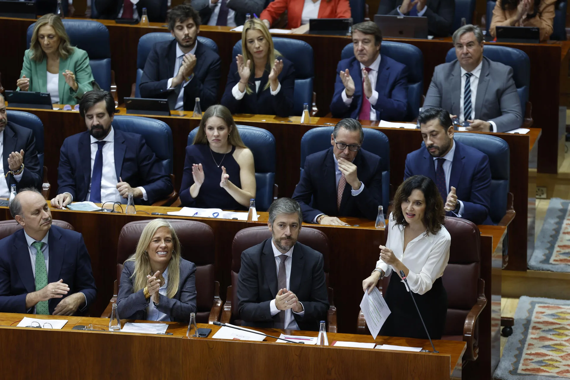 La presidenta de la Comunidad de Madrid, Isabel Díaz Ayuso, interviene durante el pleno de este jueves en la Asamblea regional. EFE/ Javier Lizon