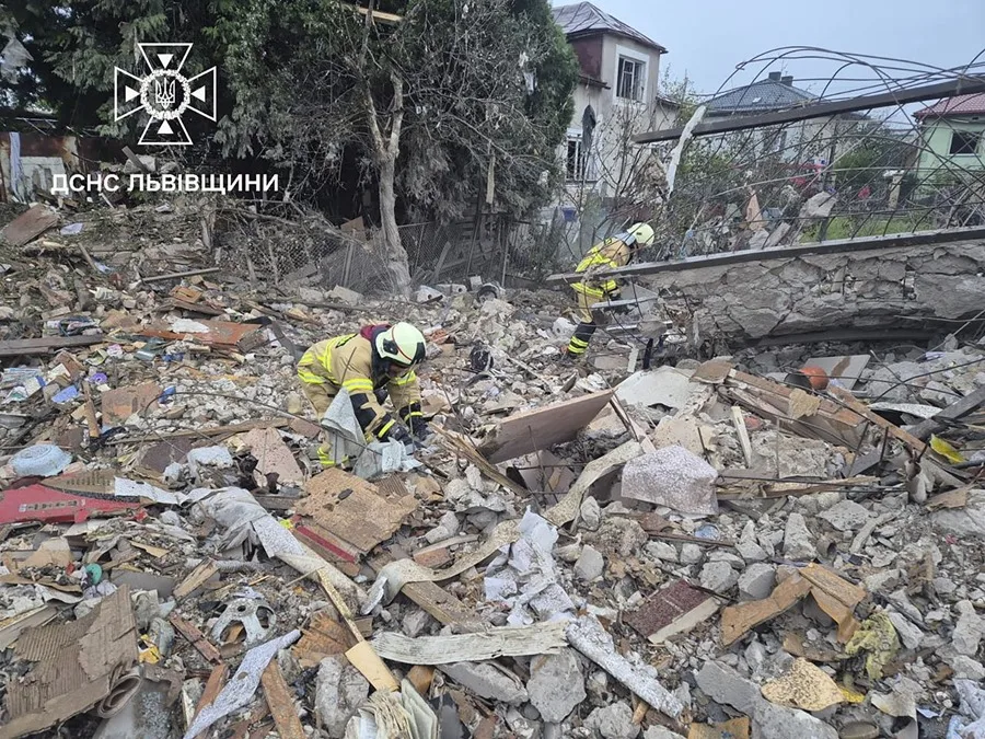 rescatistas ucranianos trabajan en el lugar de un ataque ruso en Lviv, Ucrania