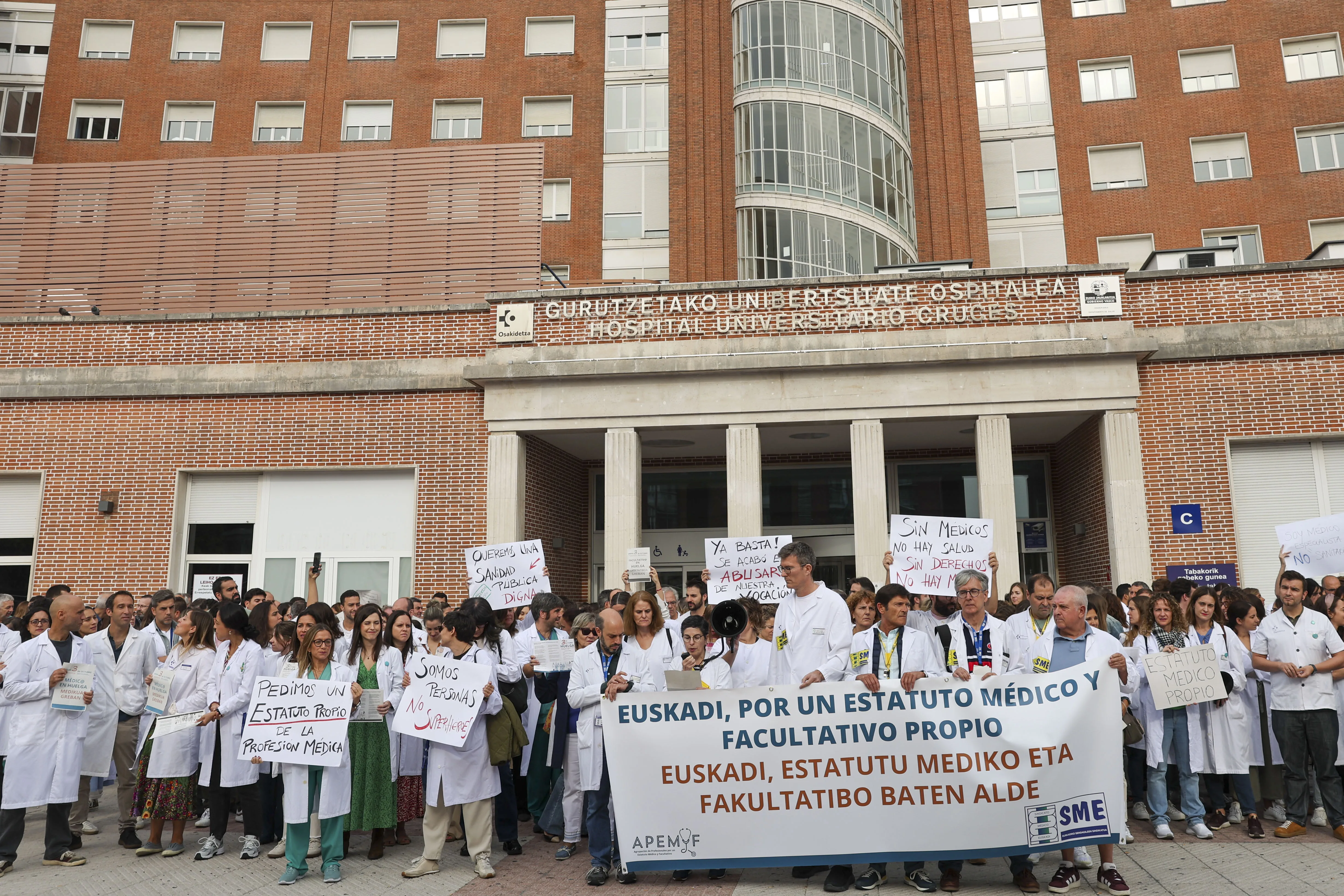 Una imagen de la concentración que se ha llevado ante el Hospital de Cruces (Barakaldo, Bizkaia).EFE/Luis Tejido