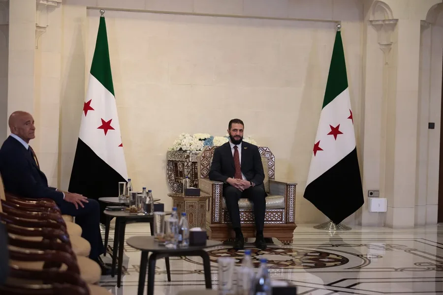 El presidente interino de Siria, Ahmed al-Sharaa (d), se reúne con el embajador de Estados Unidos en Turquía y enviado especial para Siria, Thomas Barrack