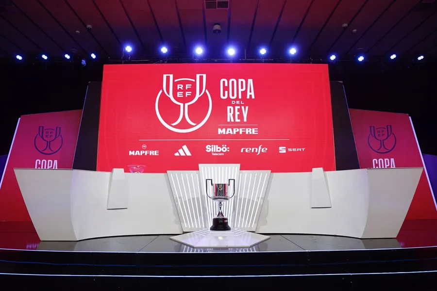 El trofeo de la Copa del Rey, en el escenario antes de un sorteo