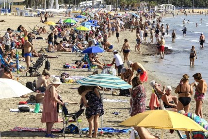 Vista de la playa del Postiguet de Alicante este jueves.