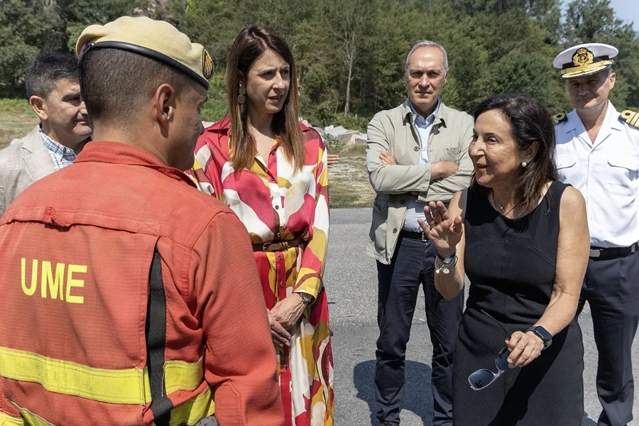 La ministra de Defensa, Margarita Robles, saluda a los miembros de la UME