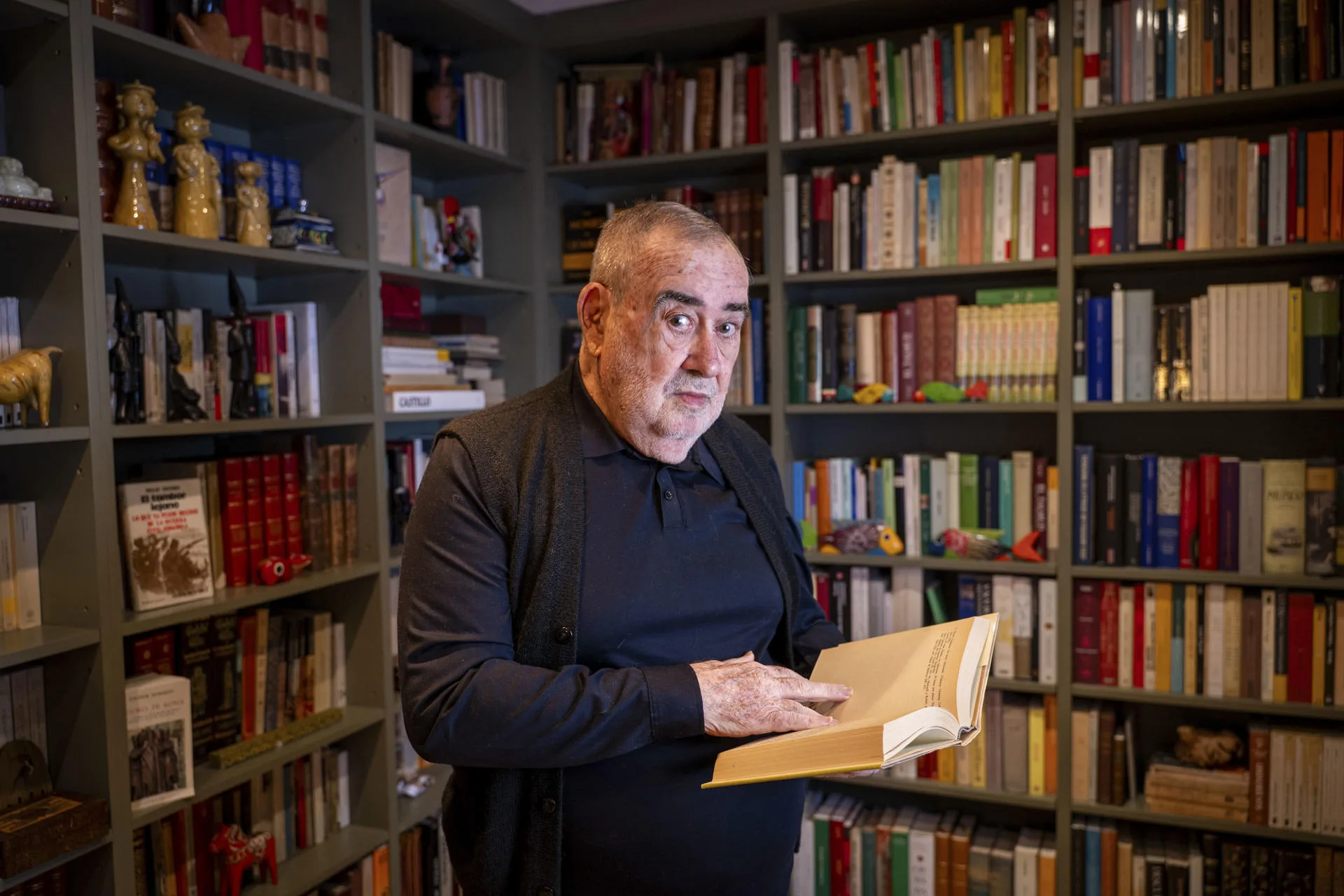 El exdirector de Información Nacional de EFE Manuel R. Mora posa durante una entrevista con EFE en Madrid. EFE/Fernando Villar