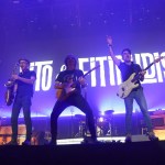 El músico y cantante Fito Cabrales (d) acompañado de los integrantes del grupo Fito & Fitipaldis durante su actuación hoy viernes en el Palacio de Deportes de Santander como inicio de su gira "El Monte de los Aullidos". EFE / Celia Agüero Pereda.