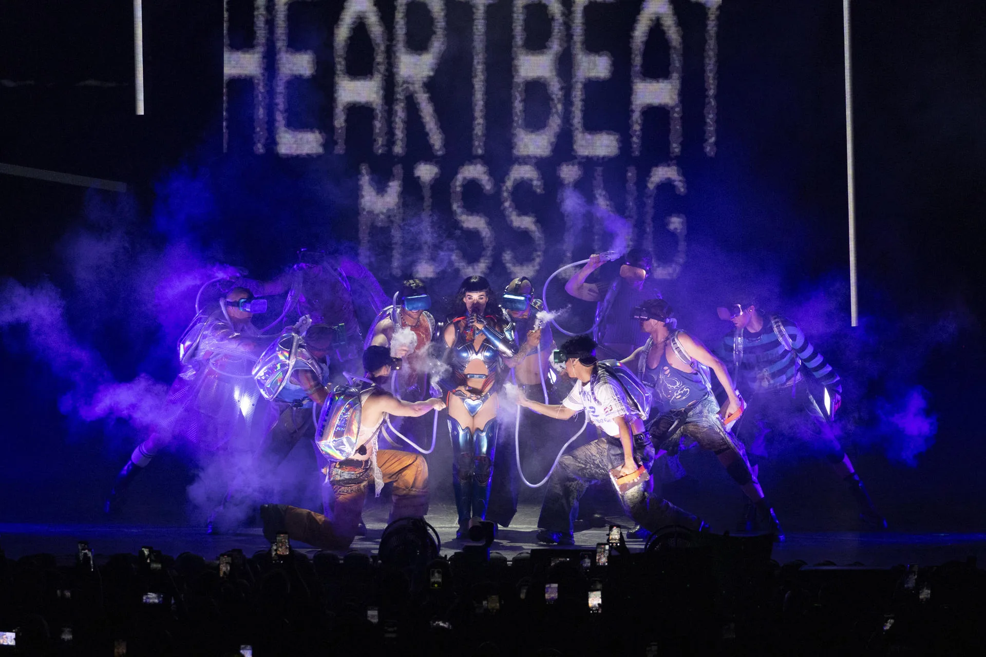 La cantante estadounidense Katy Perry actúa este domingo, en el Palau Sant Jordi de Barcelona en el marco del The Lifetimes Tour. EFE/Marta Pérez