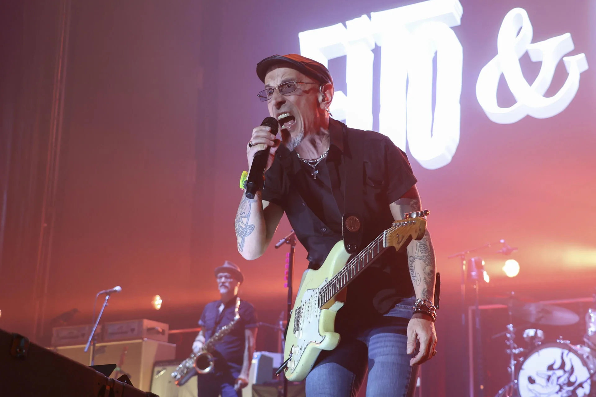 El músico y cantante Fito Cabrales durante su actuación hoy viernes en el Palacio de Deportes de Santander como inicio de su gira "El Monte de los Aullidos". EFE / Celia Agüero Pereda.
