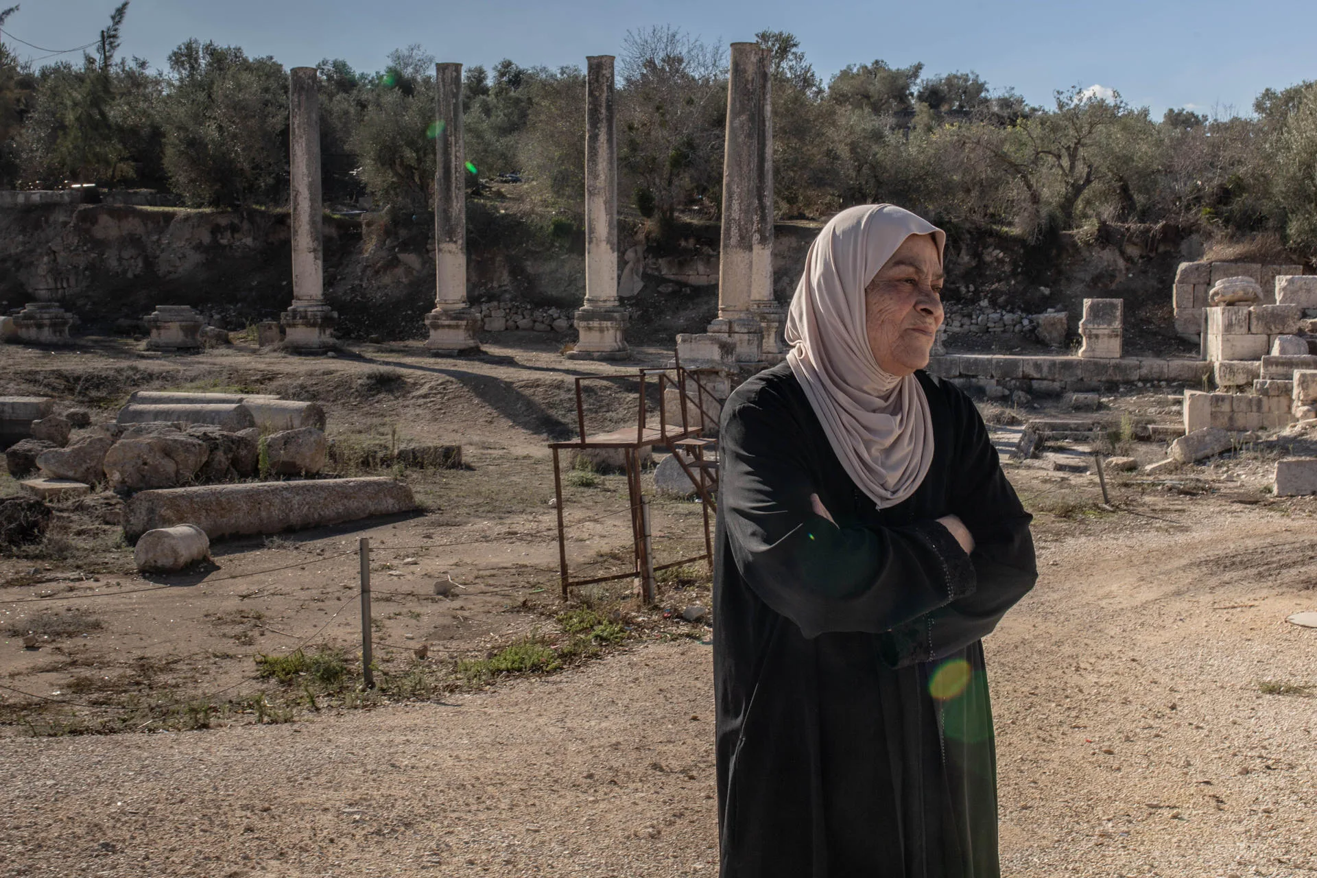 JERUSALÉN, 28/11/2025.- Una mujer que regenta una tienda de souvenirs local y que ahora también ven con incertidumbre la nueva política israelí, además de estar afectados por la ausencia de turistas en los dos últimos años por la guerra. Vecinos del pueblo palestino de Sebastia, localizado a unos doce kilómetros de Nablus (norte de Cisjordania), aguardan con incertidumbre un futuro muy próximo: en los próximos días Israel podría arrebatarles no solo un importante yacimiento arqueológico local, sino también gran parte de sus negocios y miles de olivos. EFE/ Patricia Martínez Sastre
